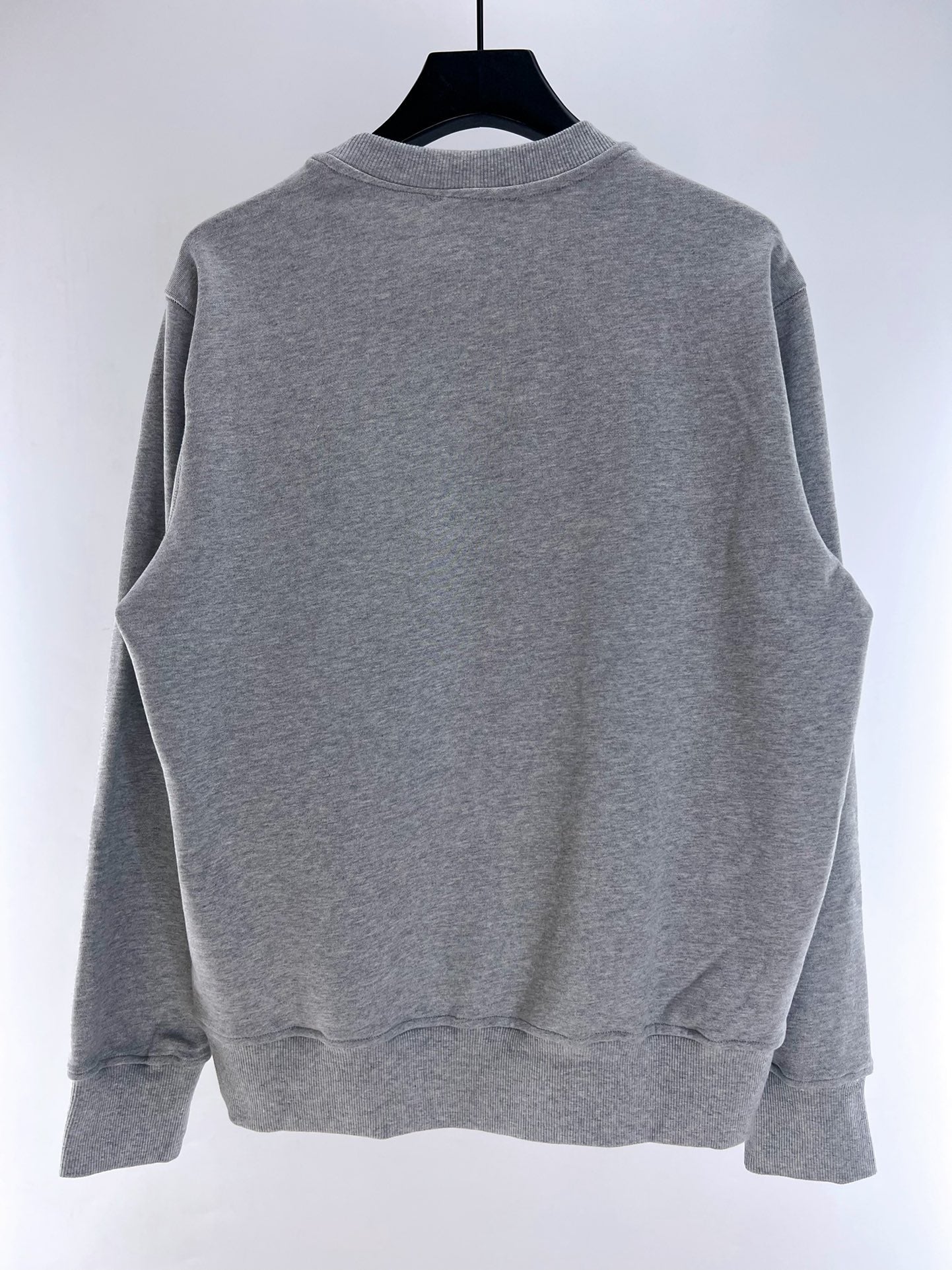 weißes und graues Sweatshirt