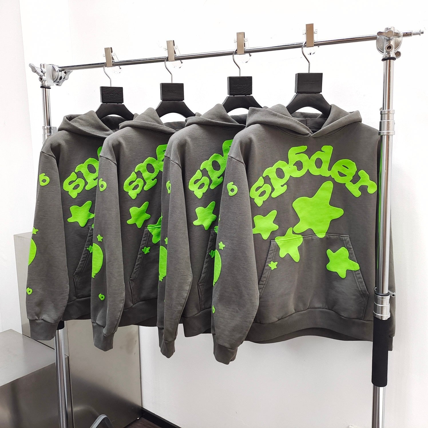 Dunkelgrauer Hoodie