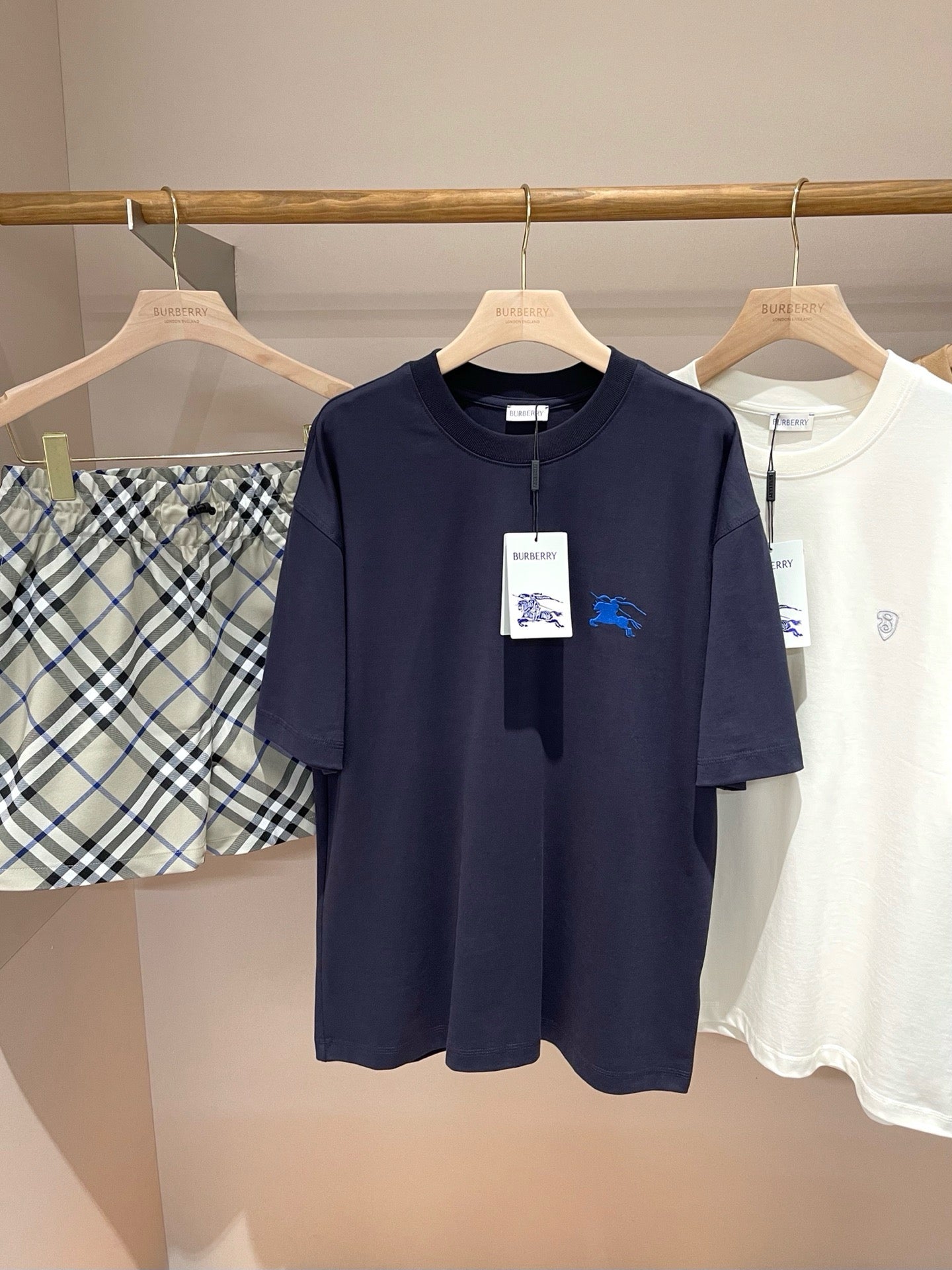 Dunkelblaues und khakifarbenes T-Shirt