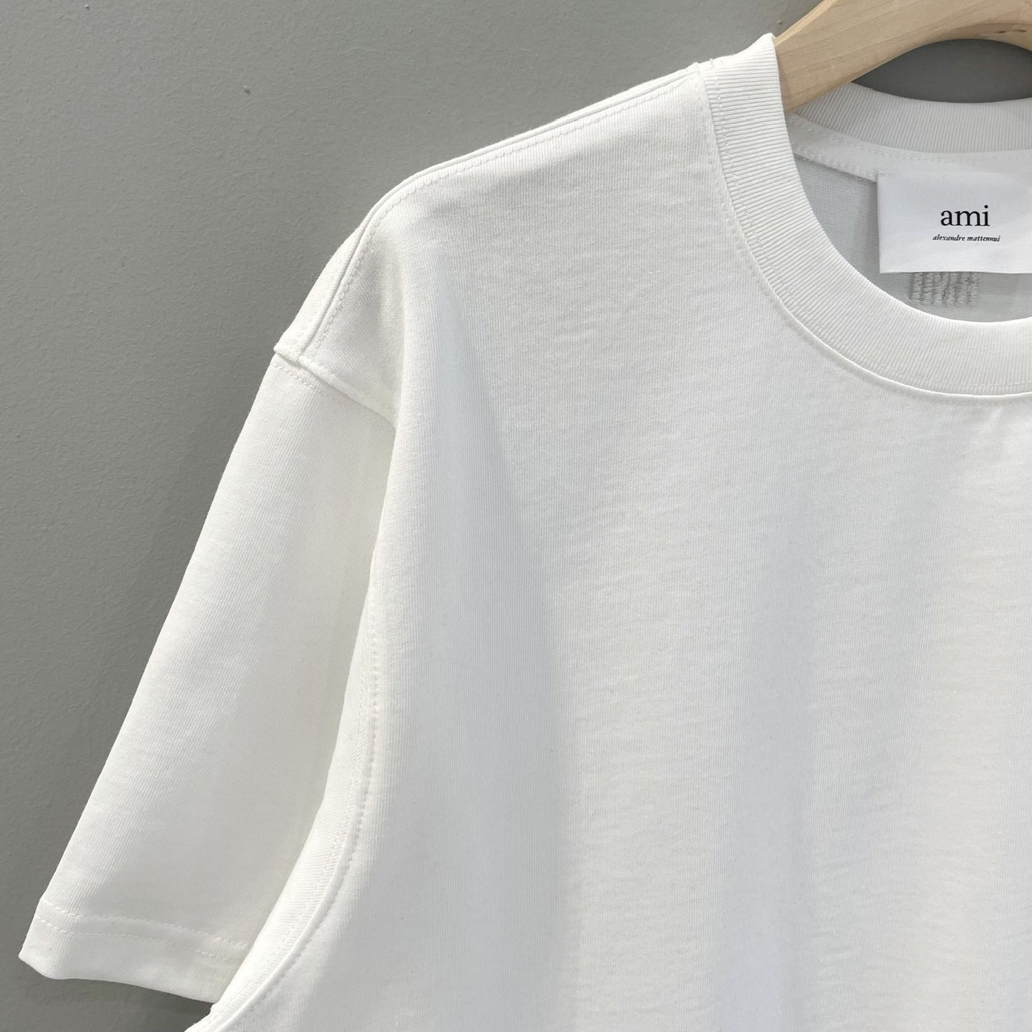 Weißes, schwarzes und graues T-Shirt