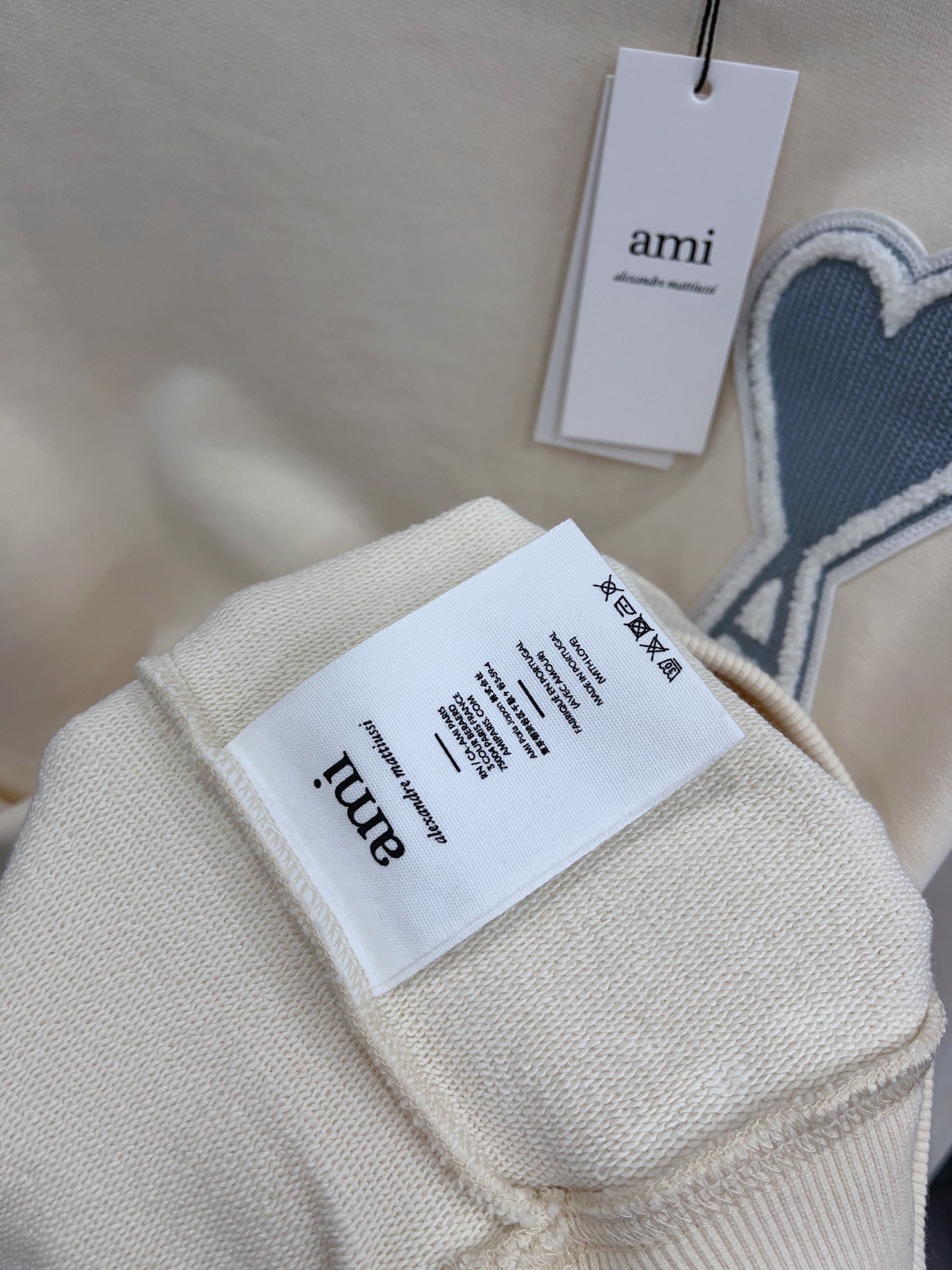 Jersey negro, gris y blanco