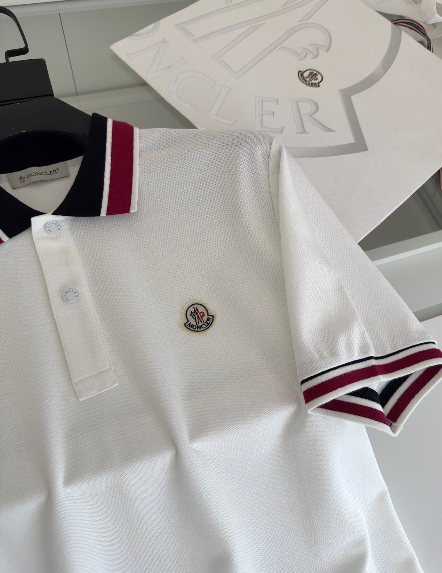 Schwarz-weißes T-Shirt