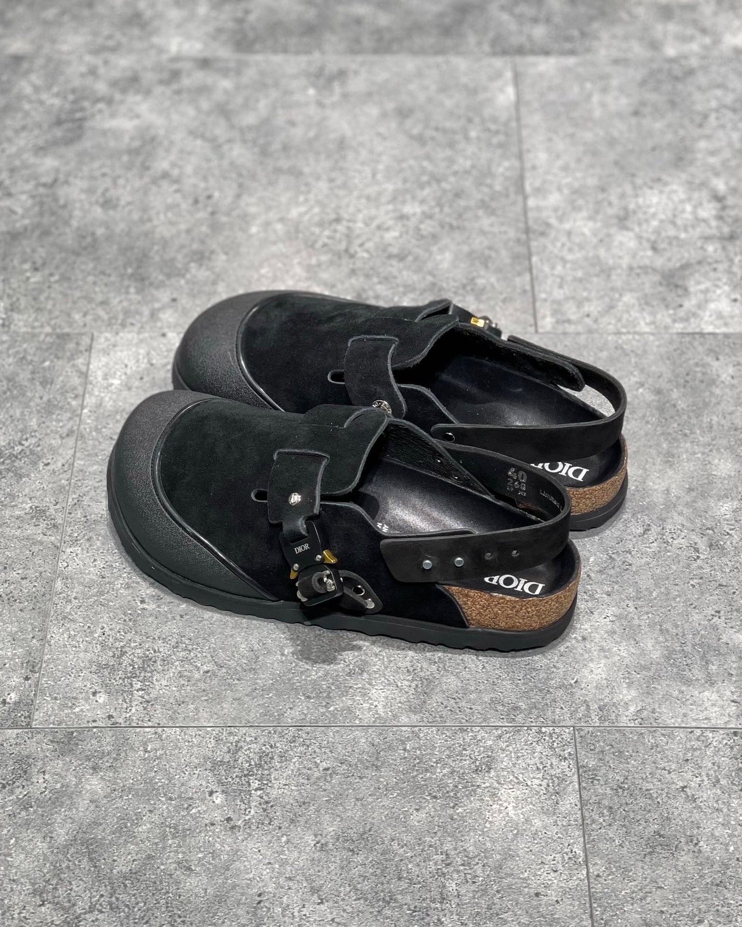 أحذية باللون الأسود والرمادي والأبيض العاجي