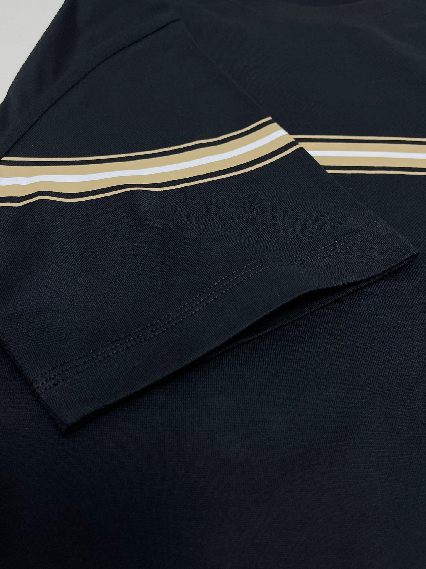 Schwarz-weißes T-Shirt