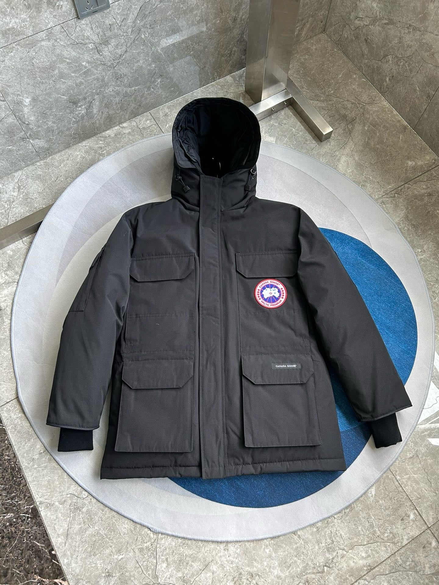 Weiße, graue, rote und schwarze Jacke