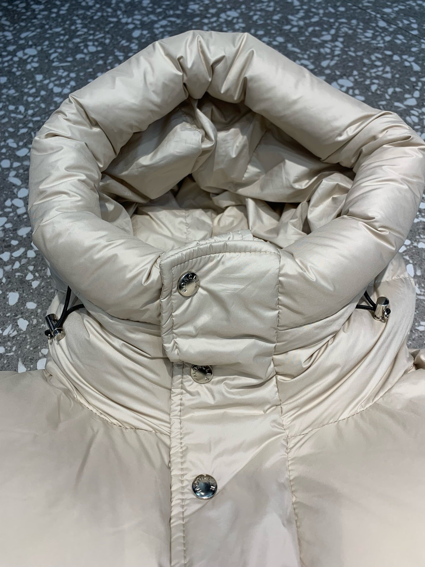 Schwarze, blaue und weiße Jacke