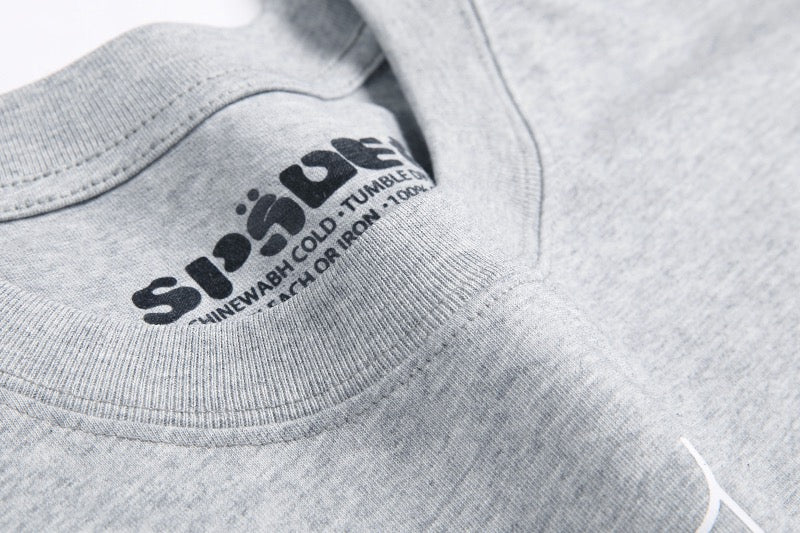 Graues und blaues T-Shirt