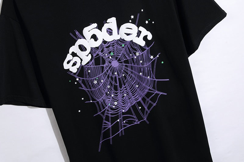Himmelblaues und schwarzes T-Shirt