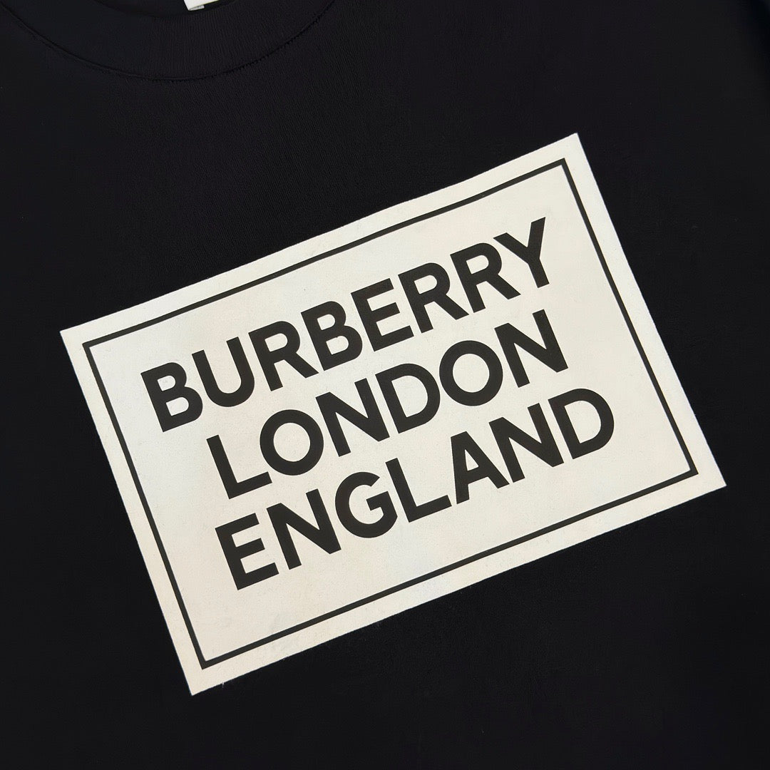 Schwarzes, weißes, khakifarbenes und graues T-Shirt