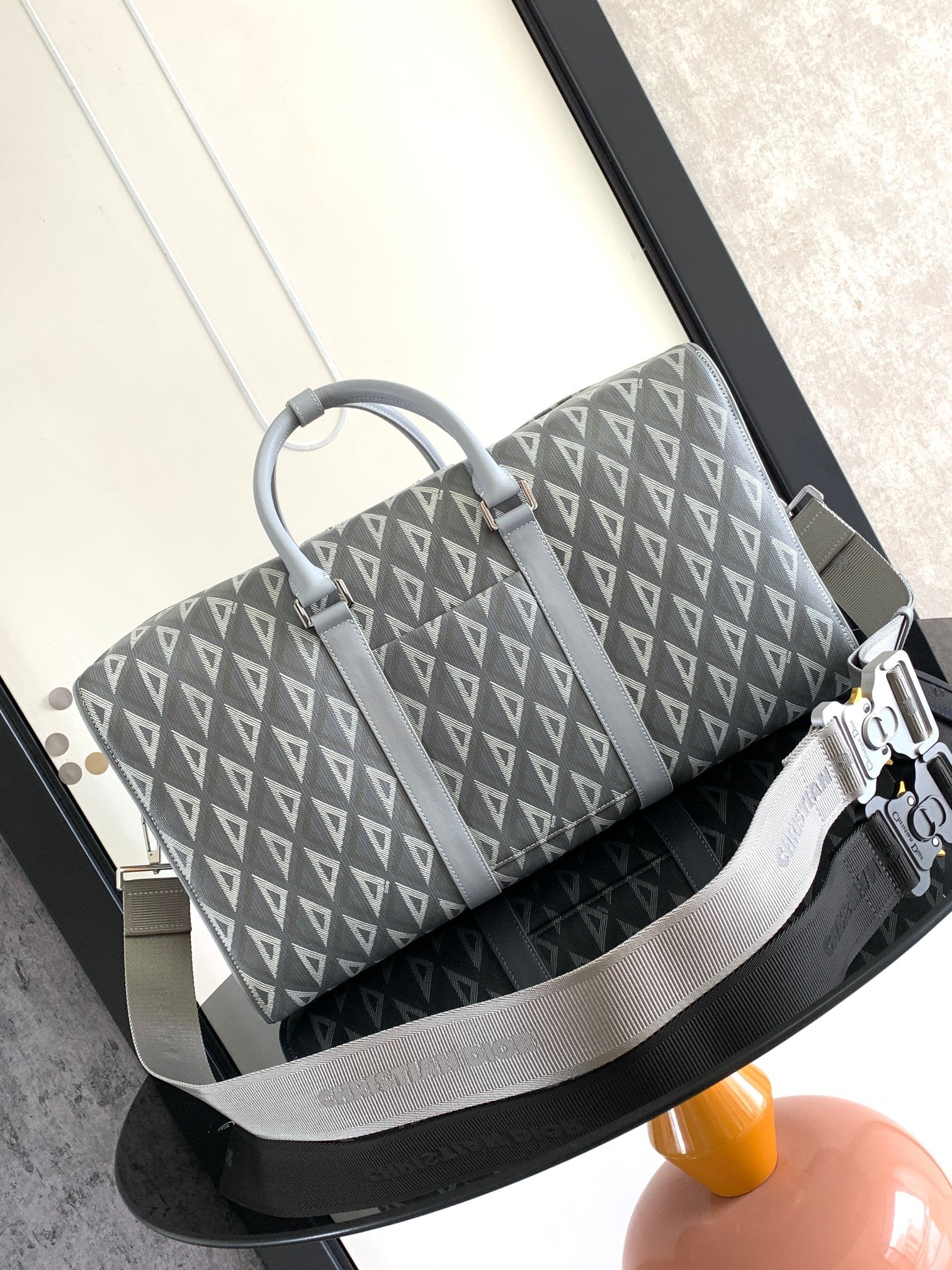 Graue und schwarze Tasche