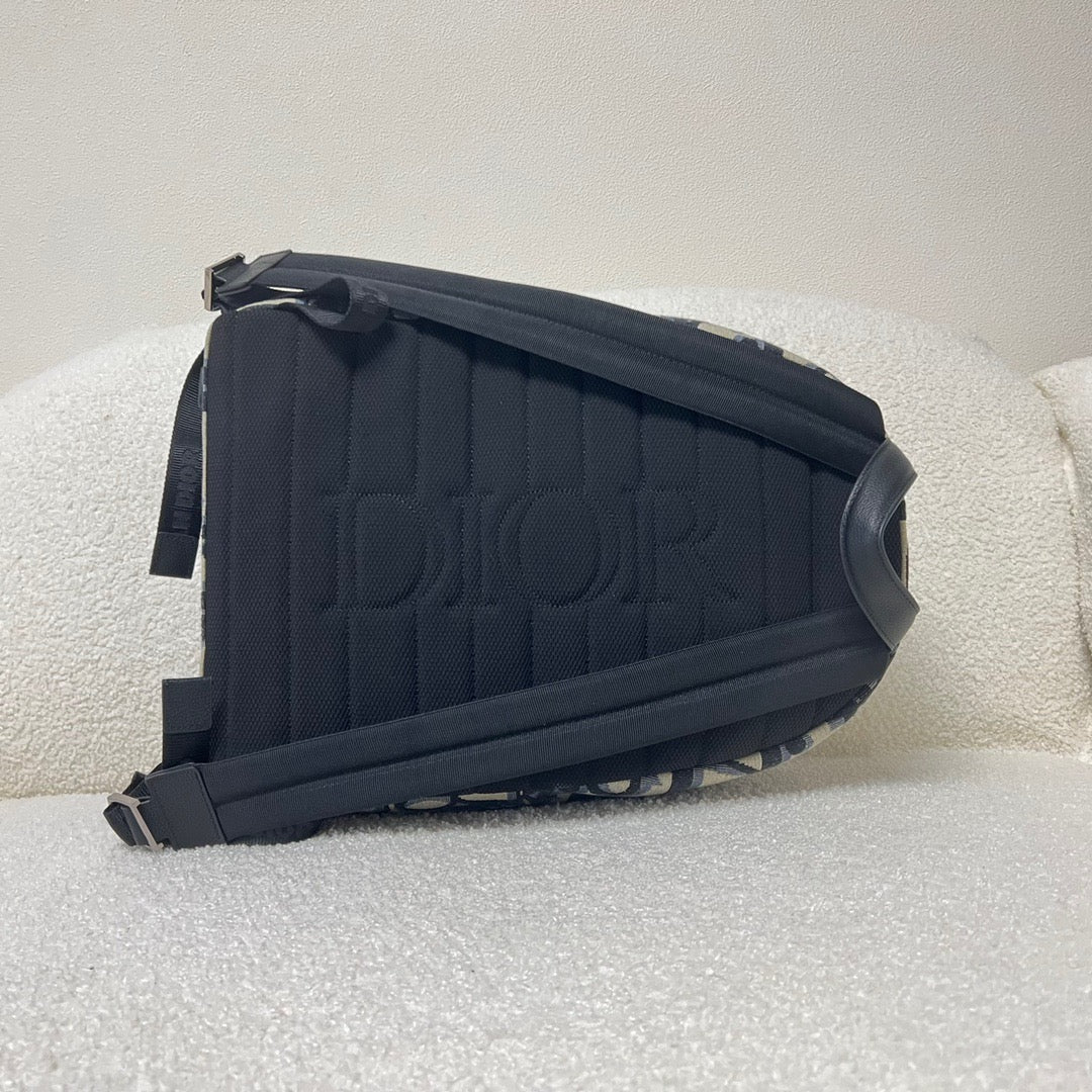 Bolso oblicuo negro y clásico