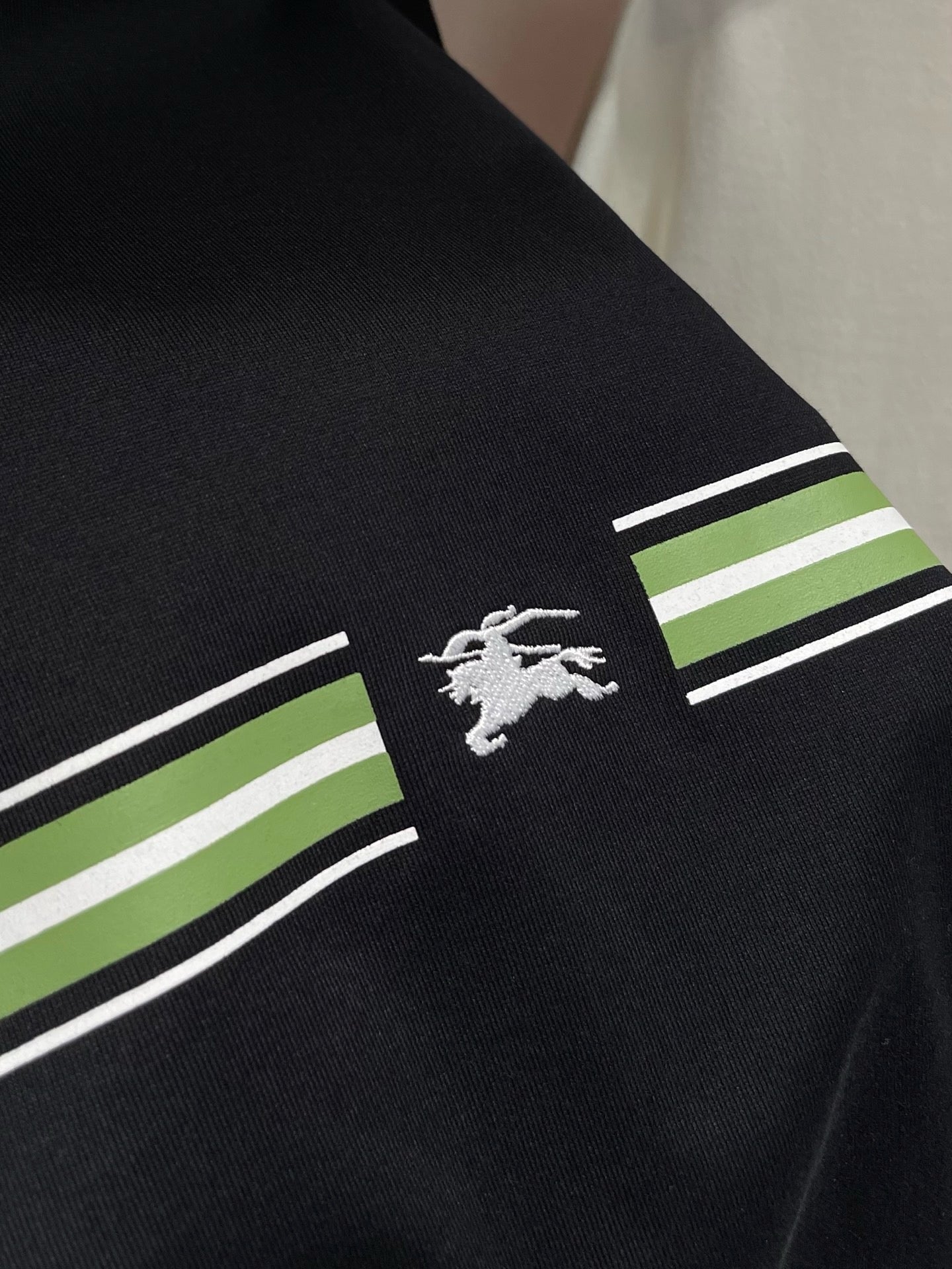 Schwarz-weißes T-Shirt