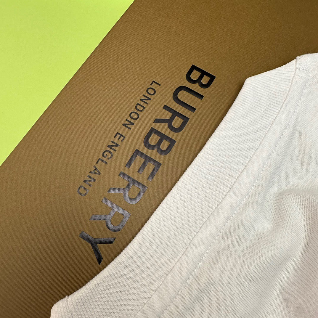 Weißes und schwarzes T-Shirt