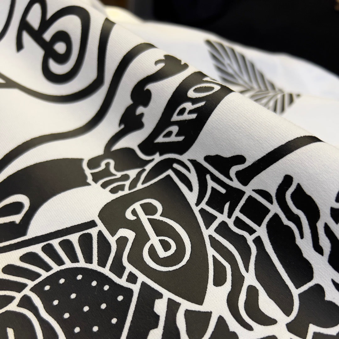 Schwarz-weißes T-Shirt