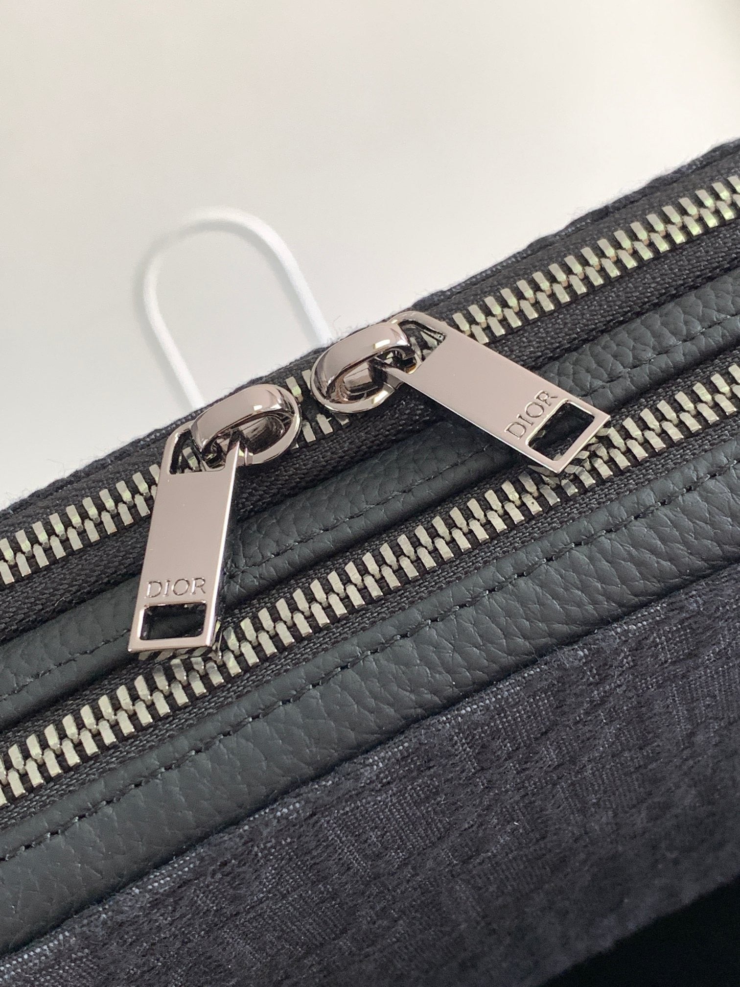 Aprikosen- und schwarze Tasche