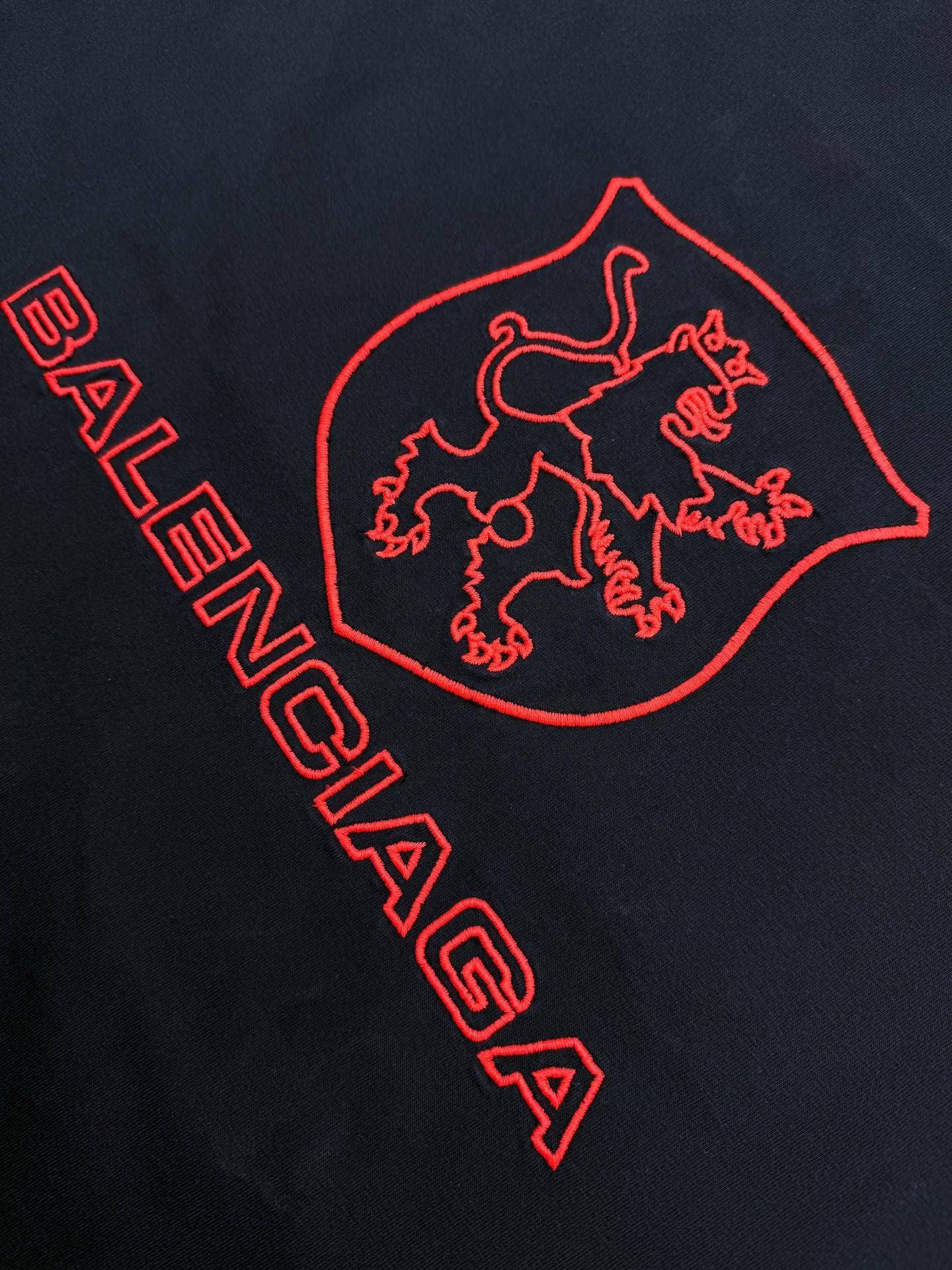 تي شيرت أسود داكن