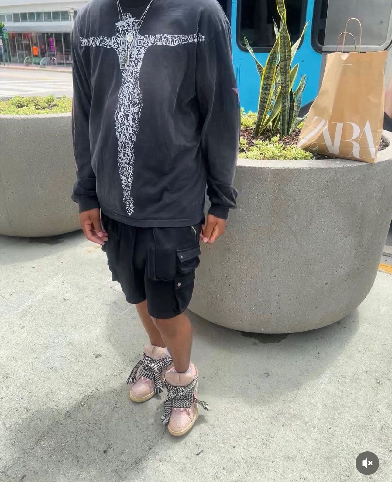 سويت شيرت أسود غامق