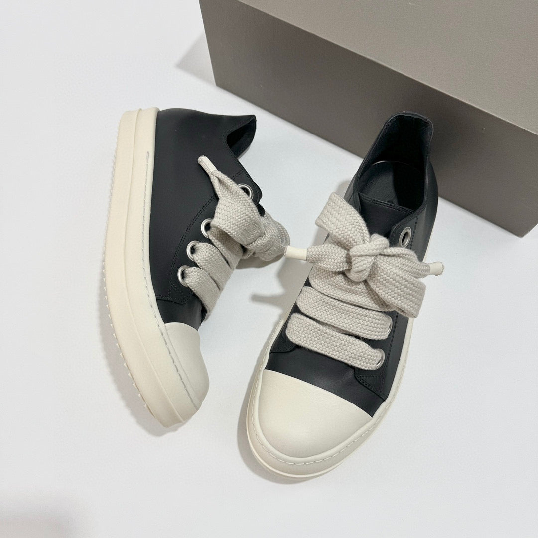 أحذية سوداء وبيضاء