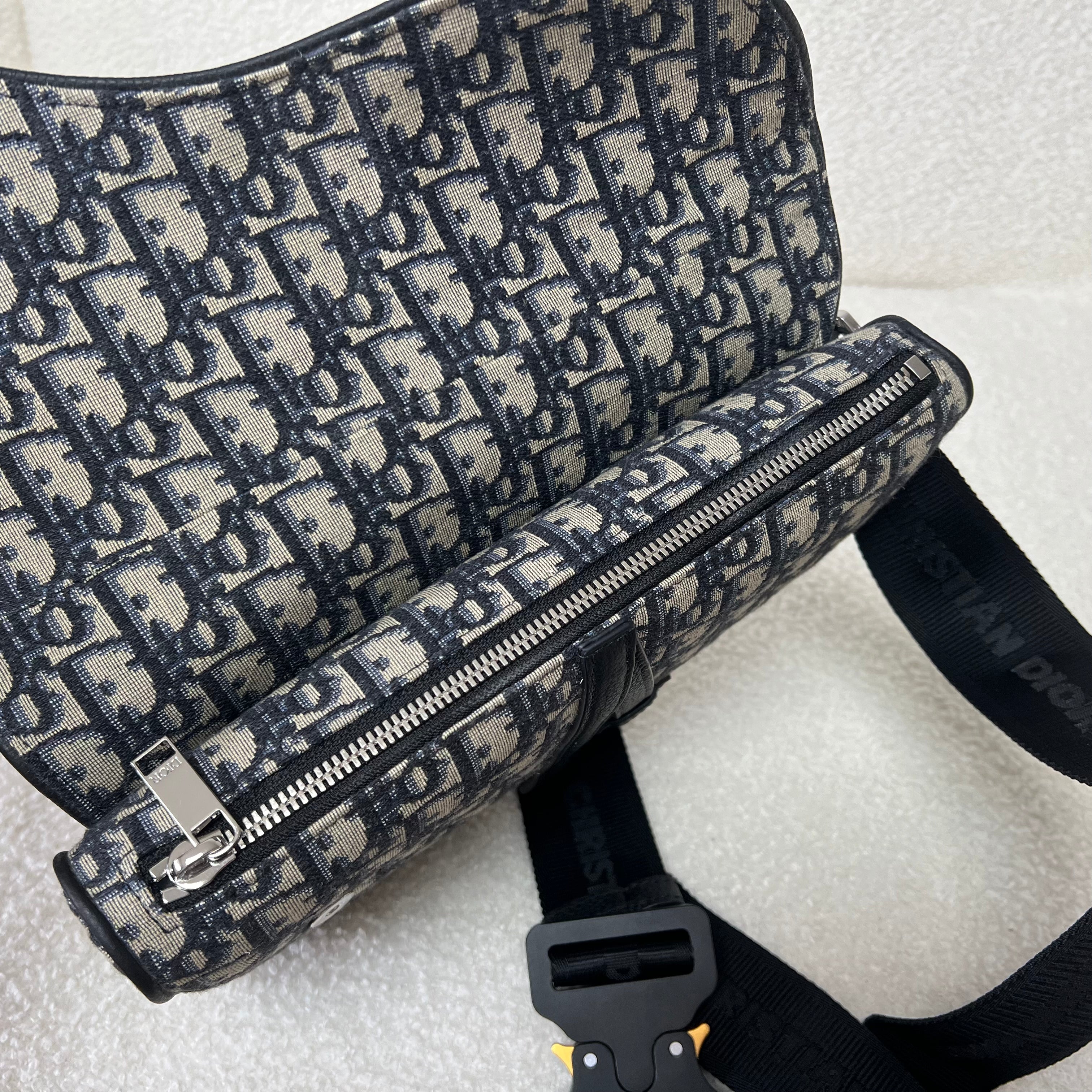 Blaue und schwarzgraue Tasche