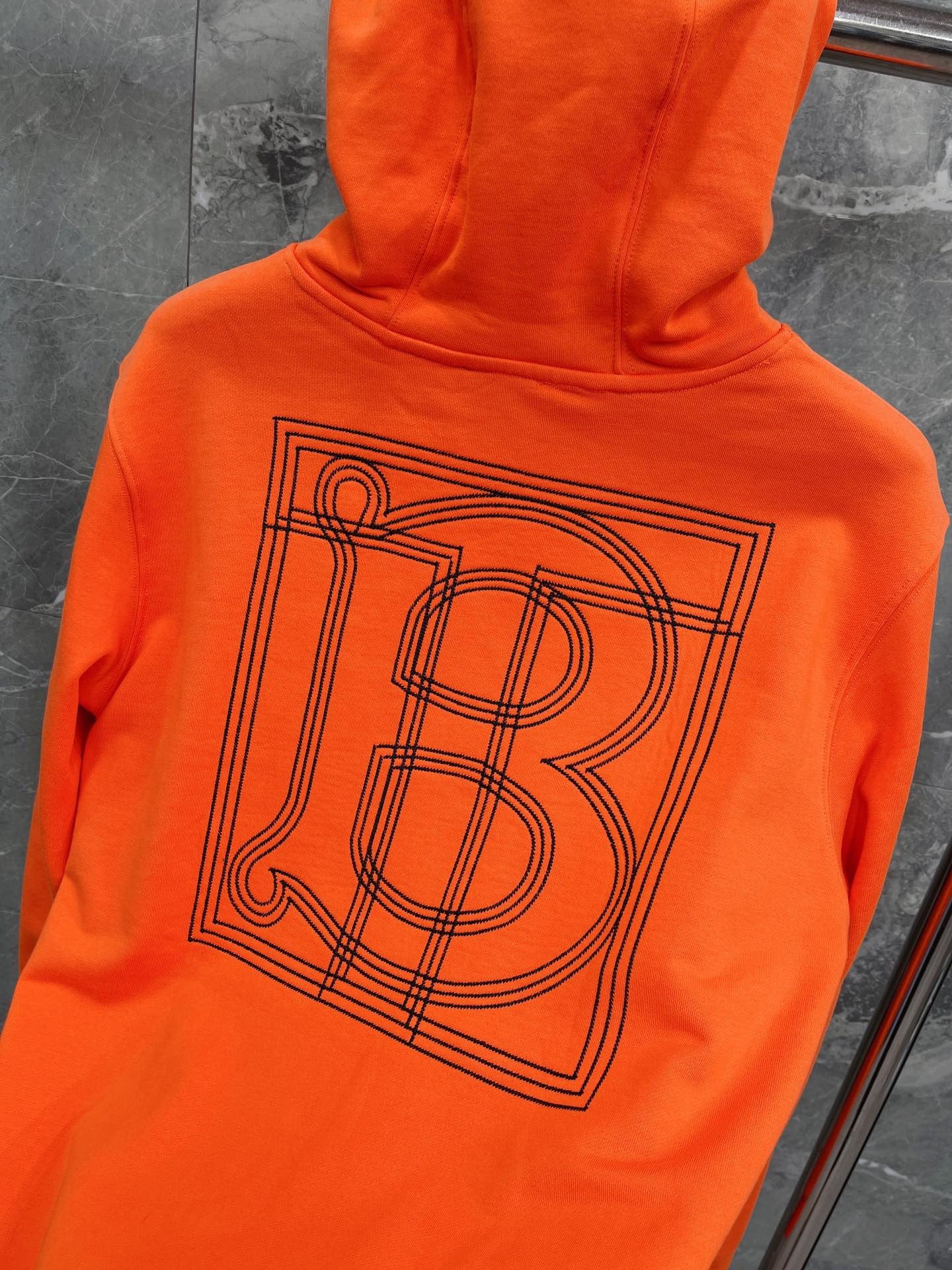 Schwarzer, dunkelblauer und orangefarbener Hoodie