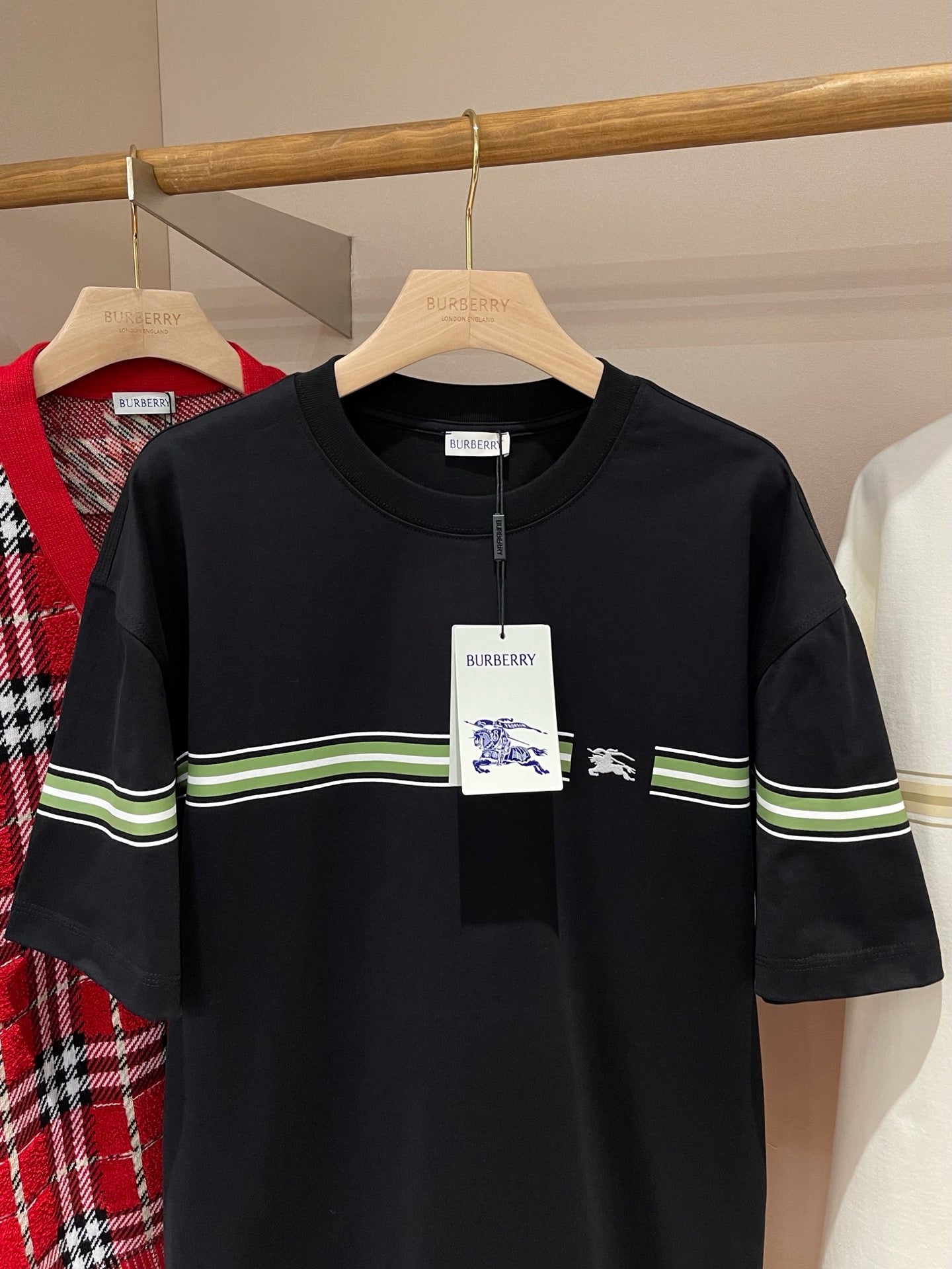 Schwarz-weißes T-Shirt