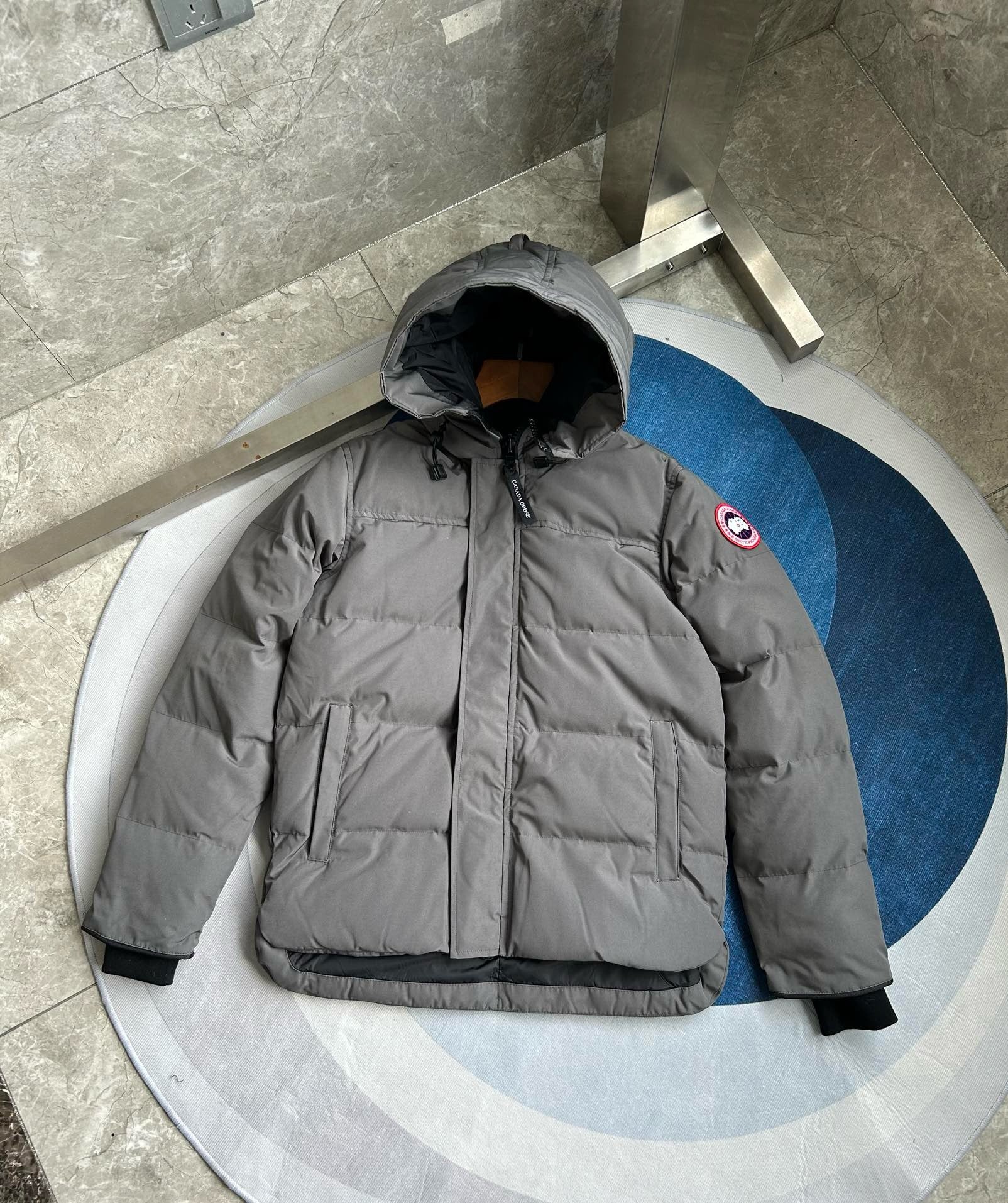 Weiße, graue, blaue und schwarze Jacke