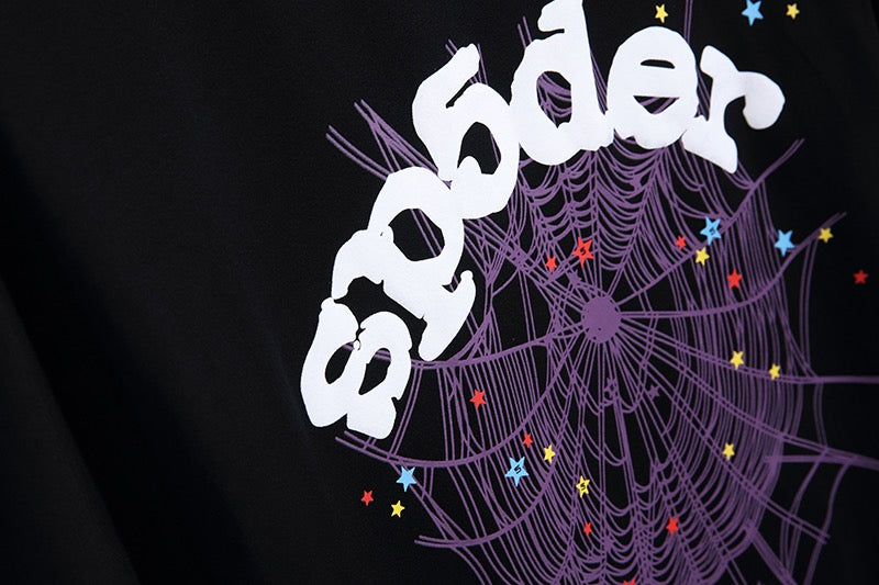 Schwarzes, gelbes und braunes T-Shirt
