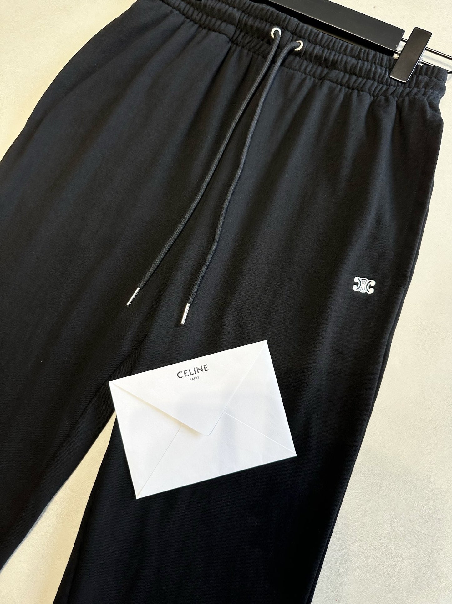 بنطال أسود ورمادي