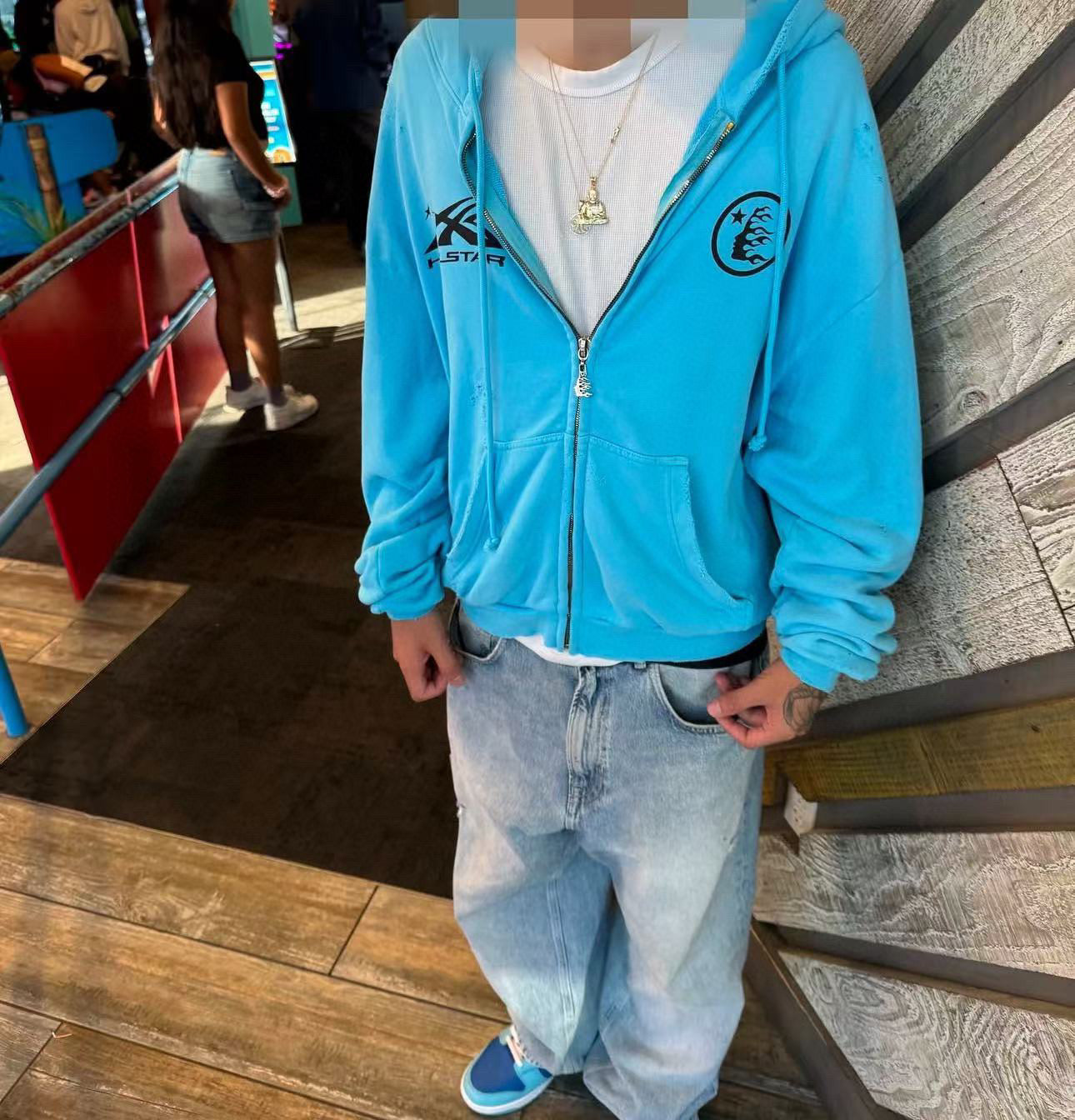 Himmelblauer Hoodie