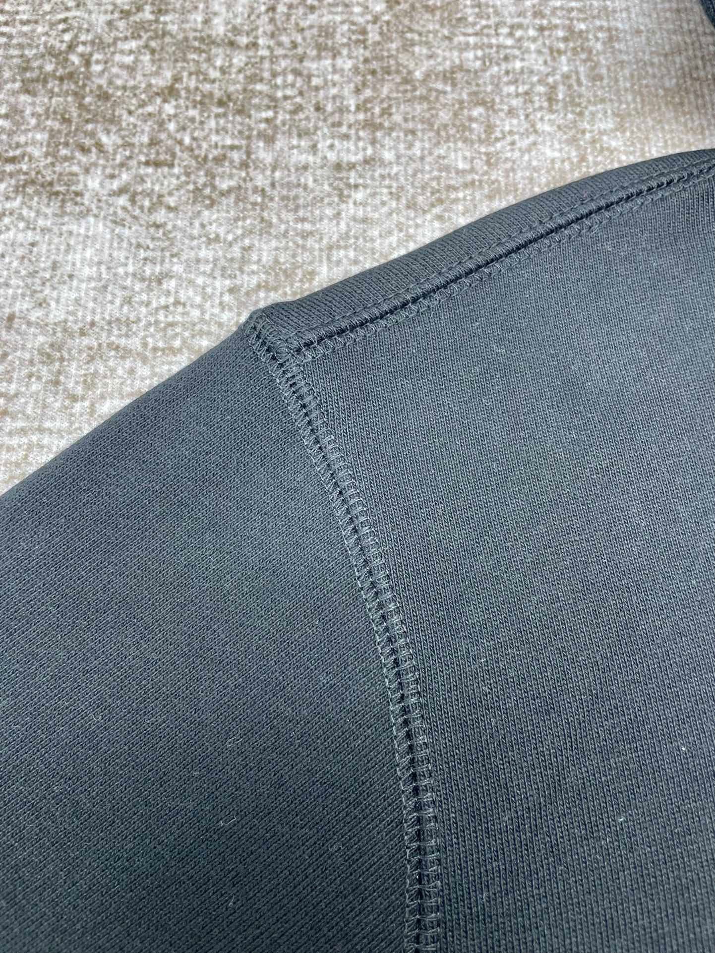 Schwarz-weißer Kapuzenpullover