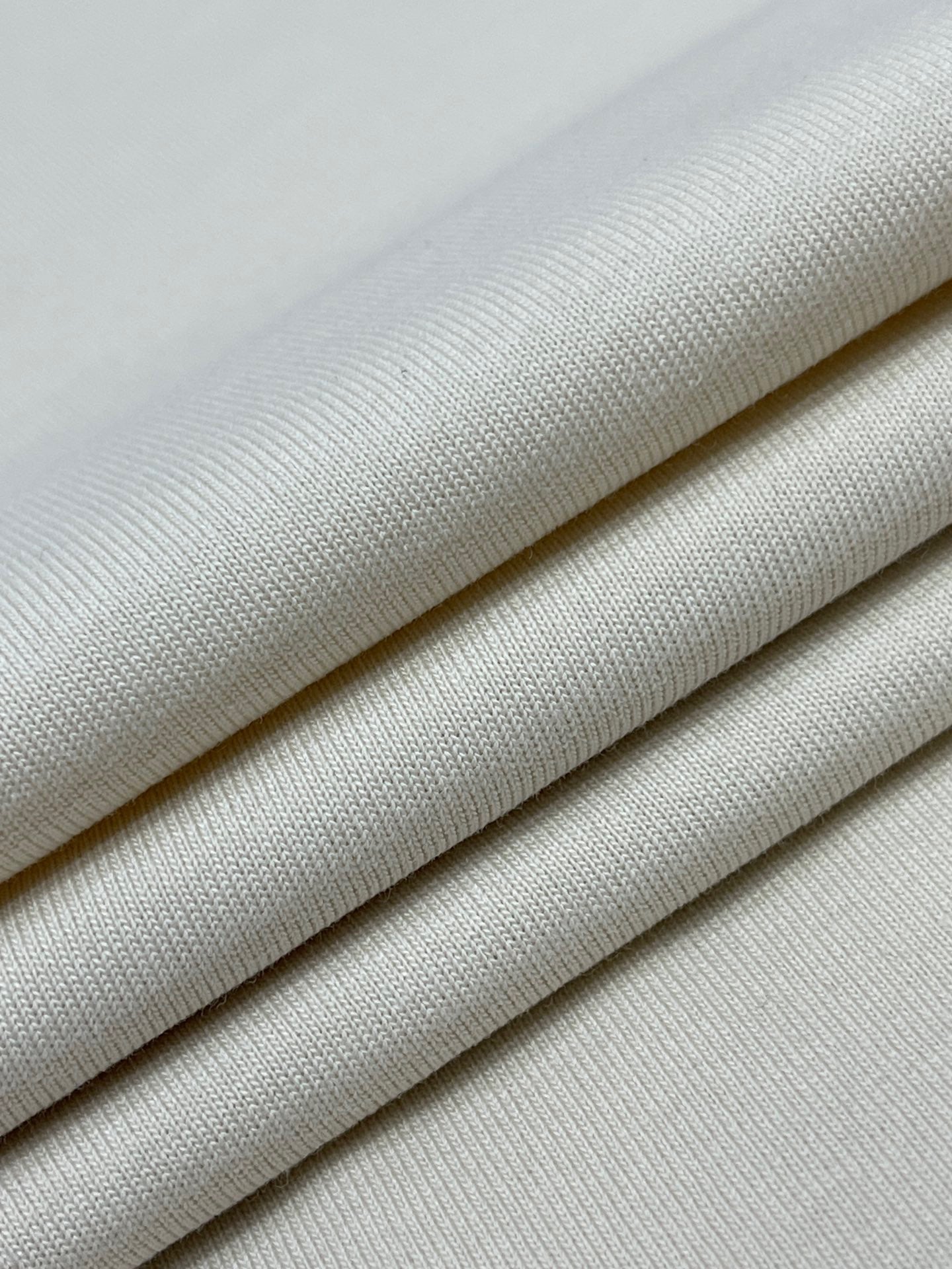 Weißes, grünes und schwarzes T-Shirt