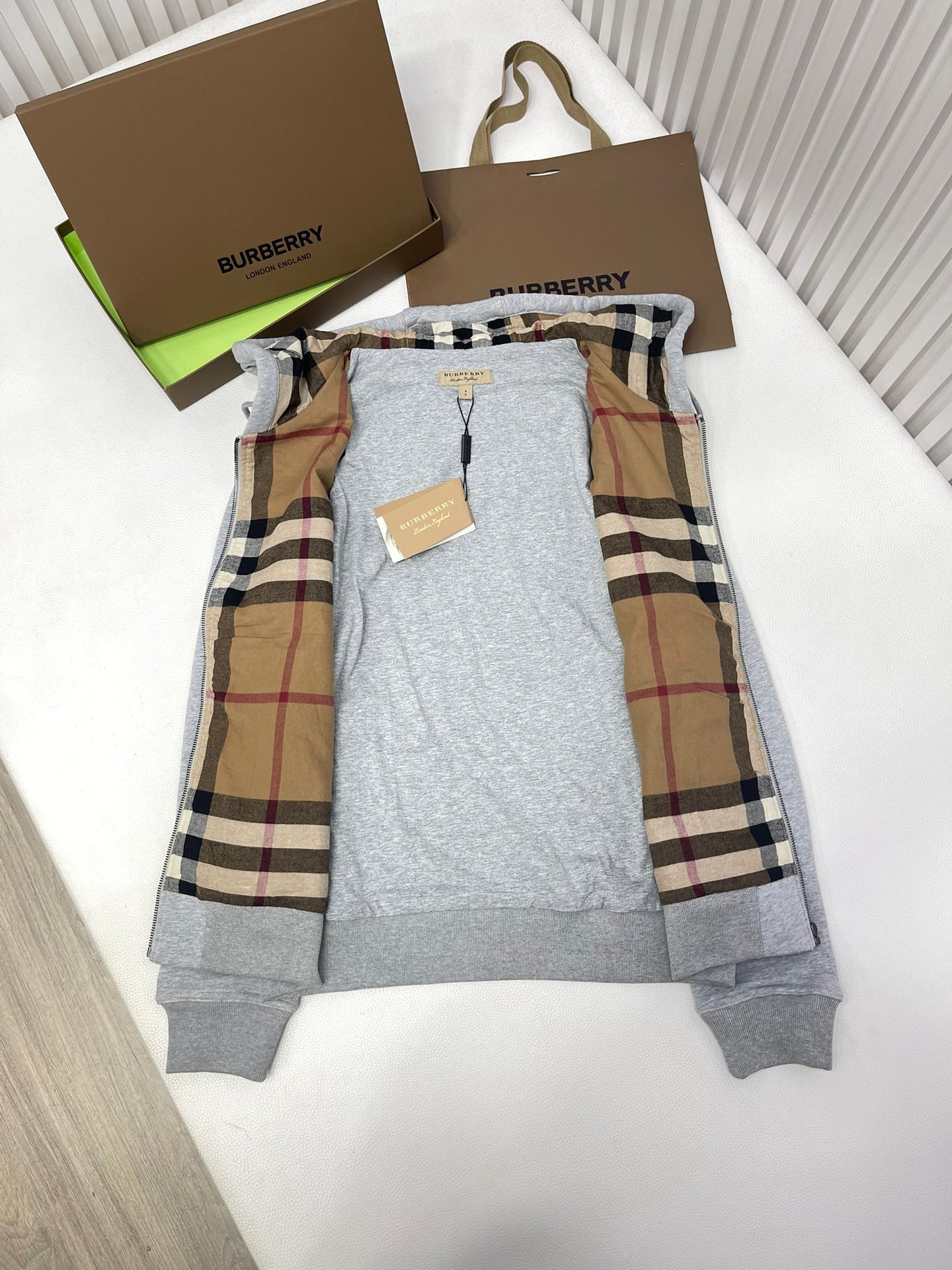 Schwarze und graue Jacke