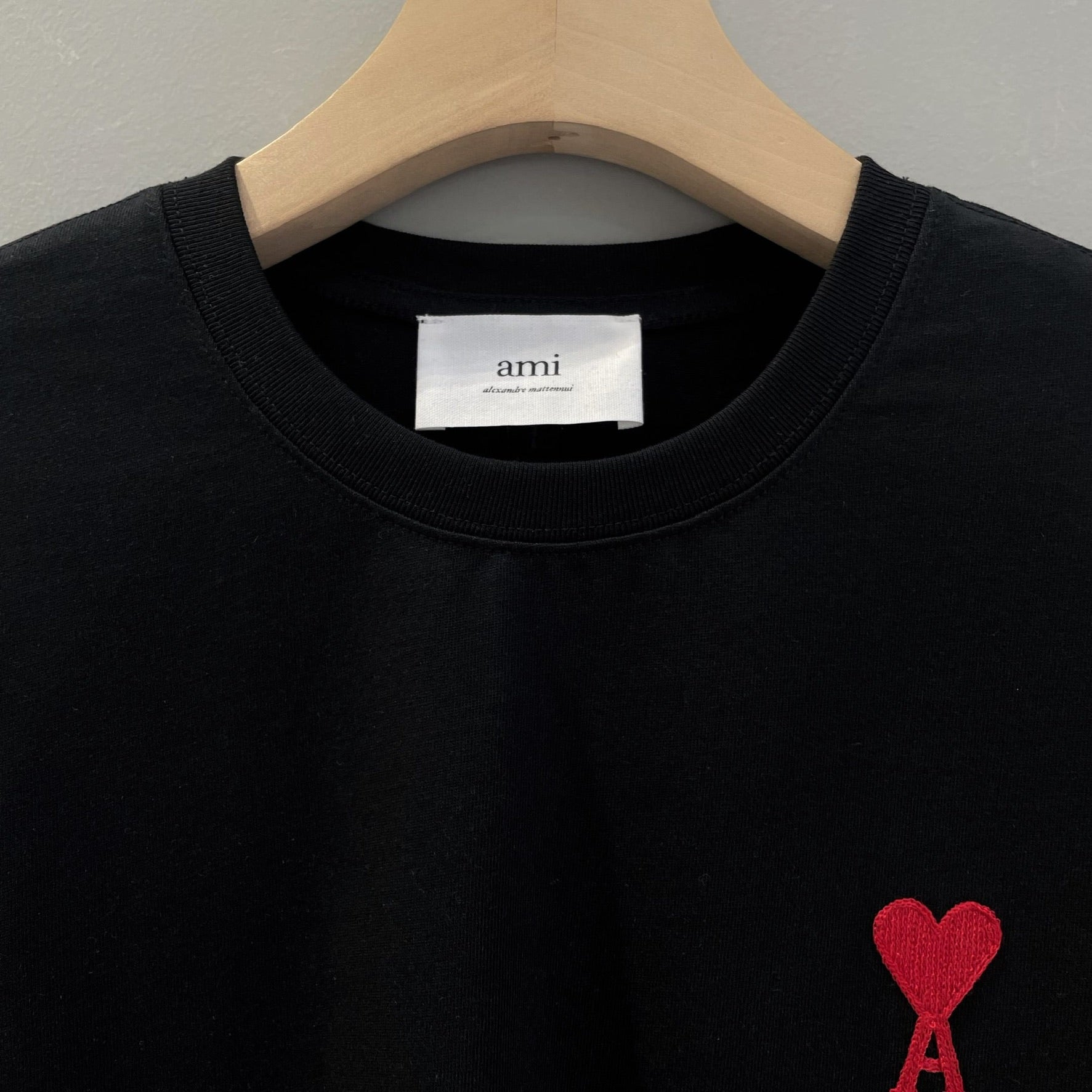 Weißes, schwarzes und graues T-Shirt