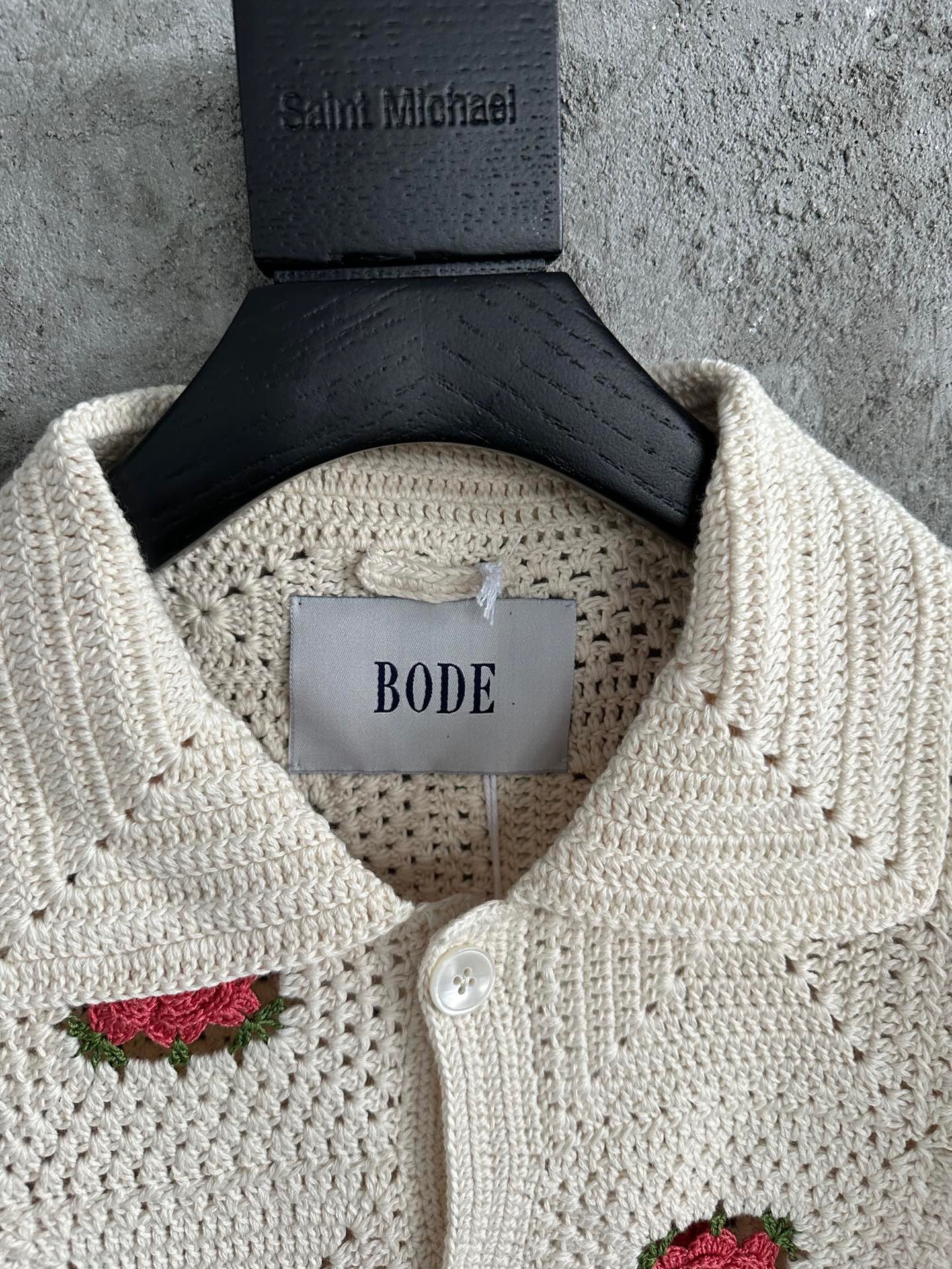 قميص متعدد الألوان