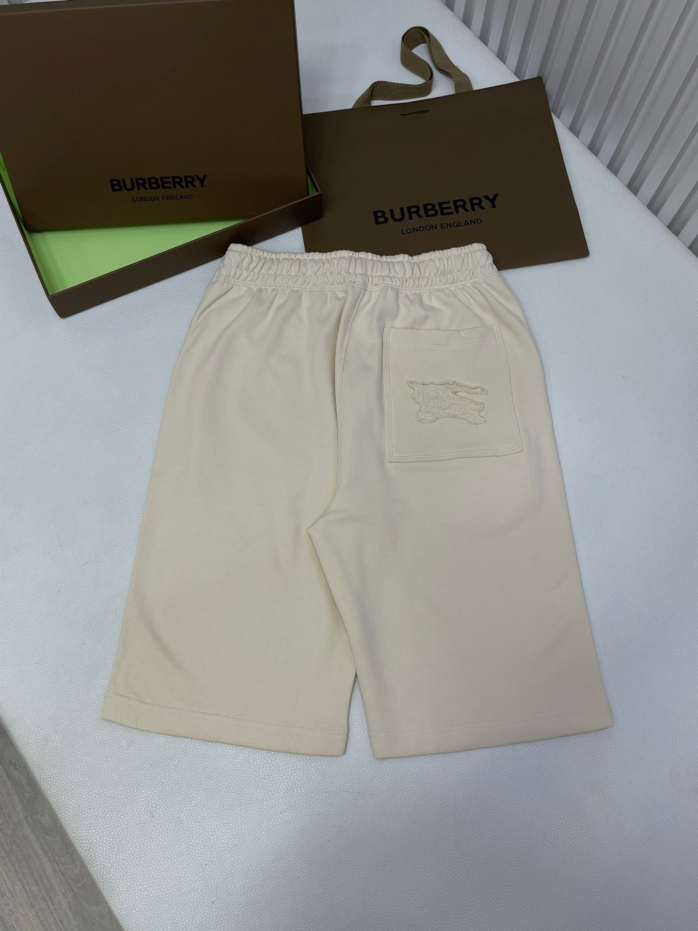 Schwarz, Weiß und Grün Short