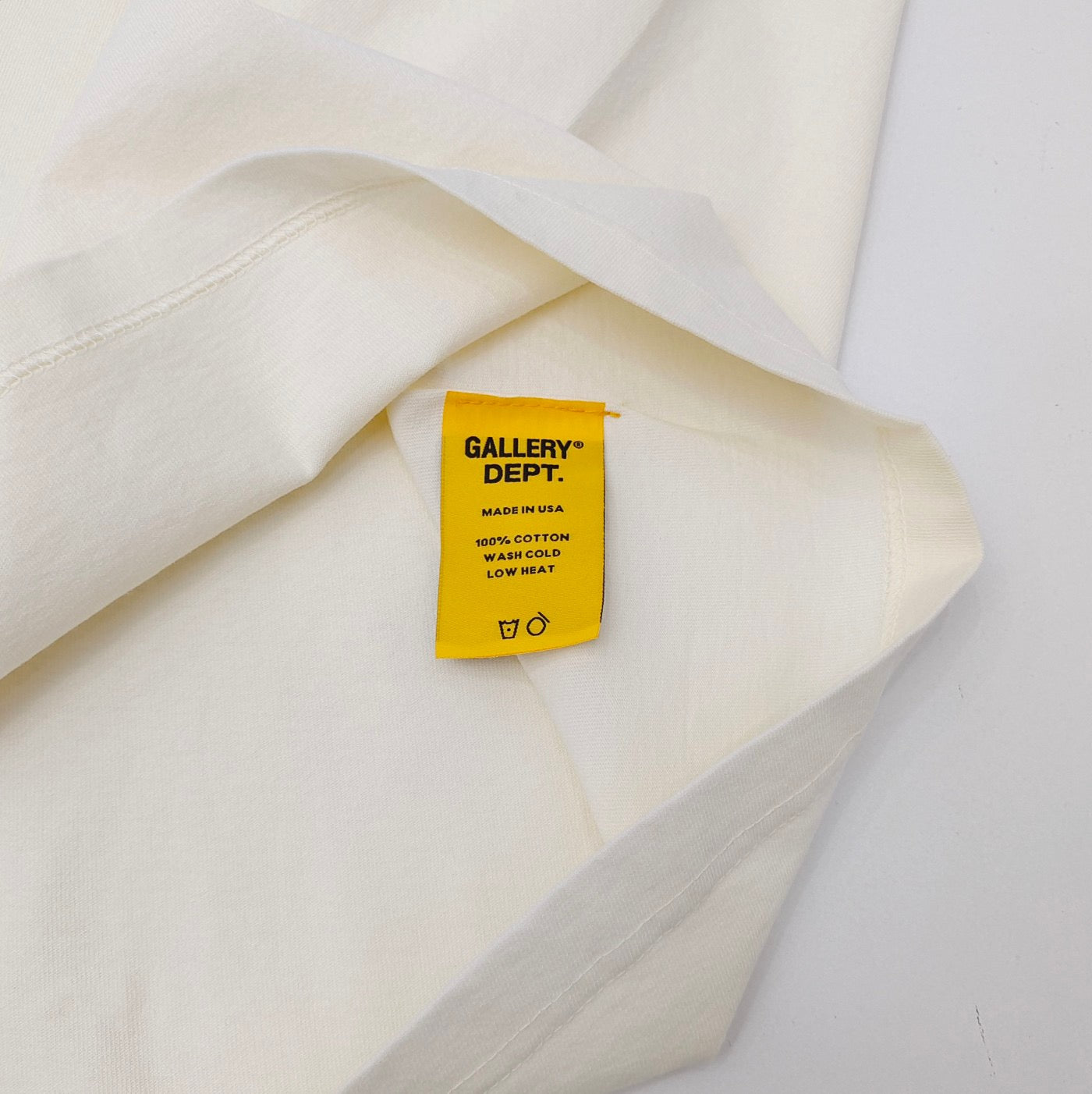 T-Shirt in Seeblau und Off-White