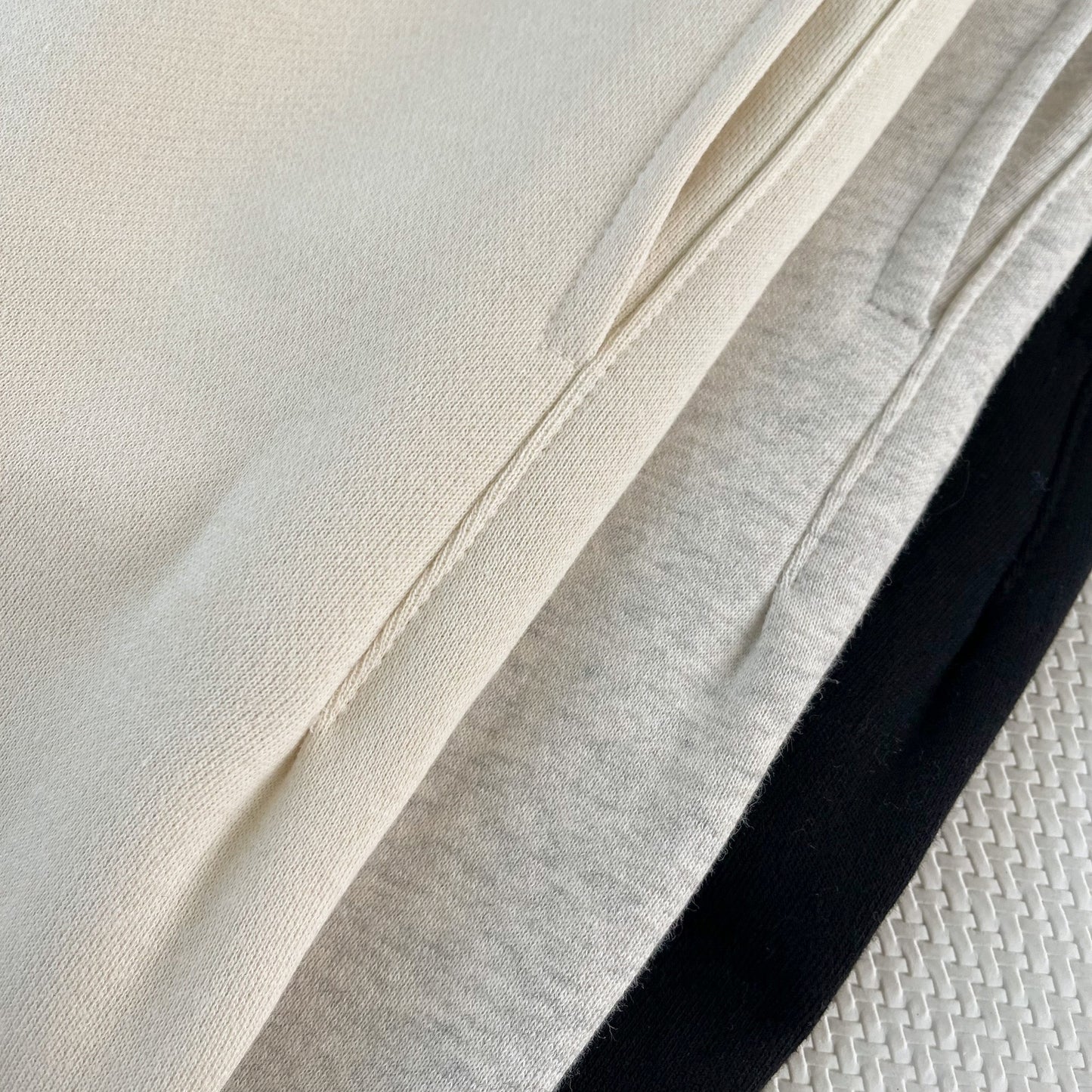 Schwarze und weiße Hose