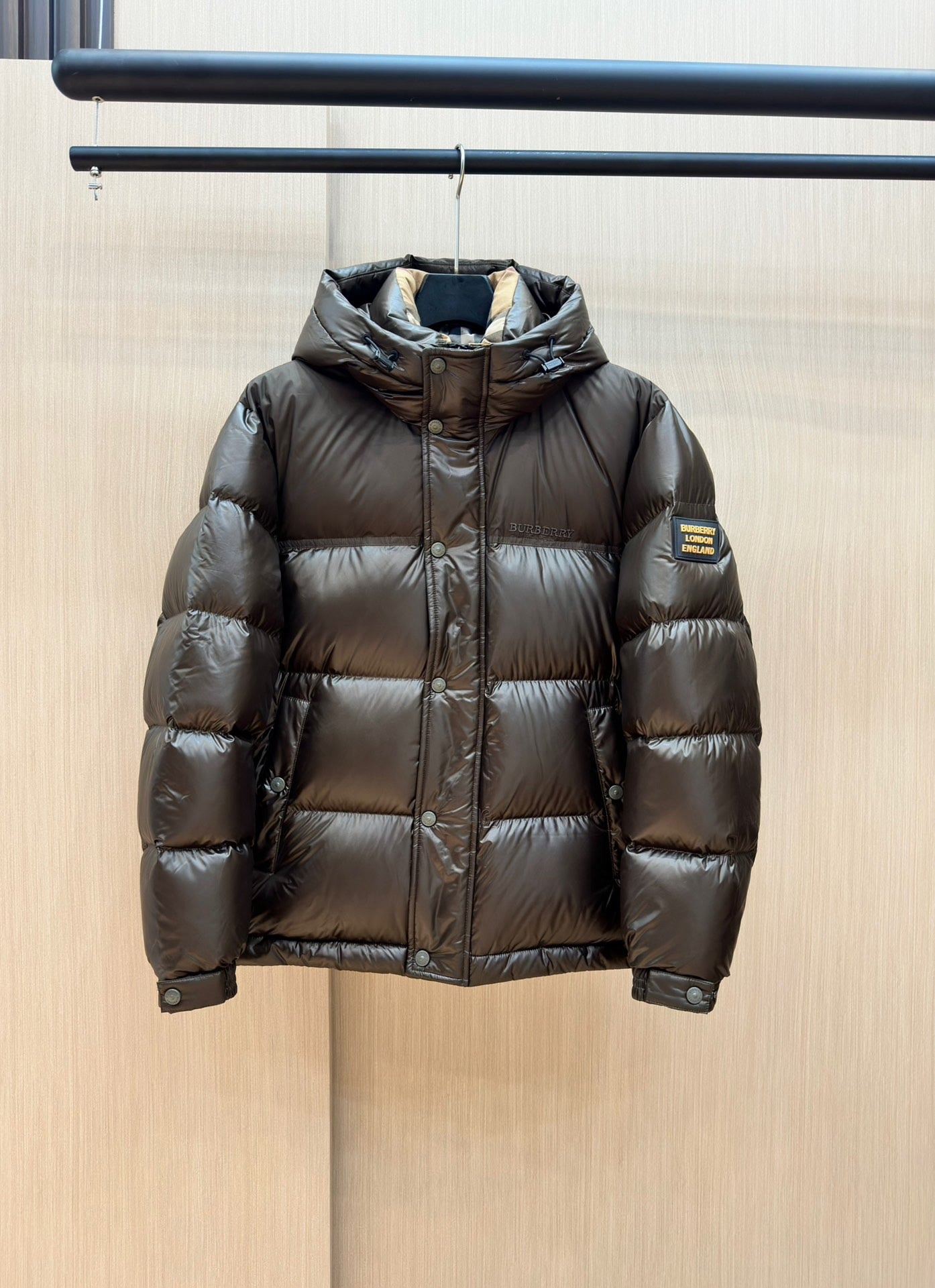 Schwarze und dunkelblaue Jacke