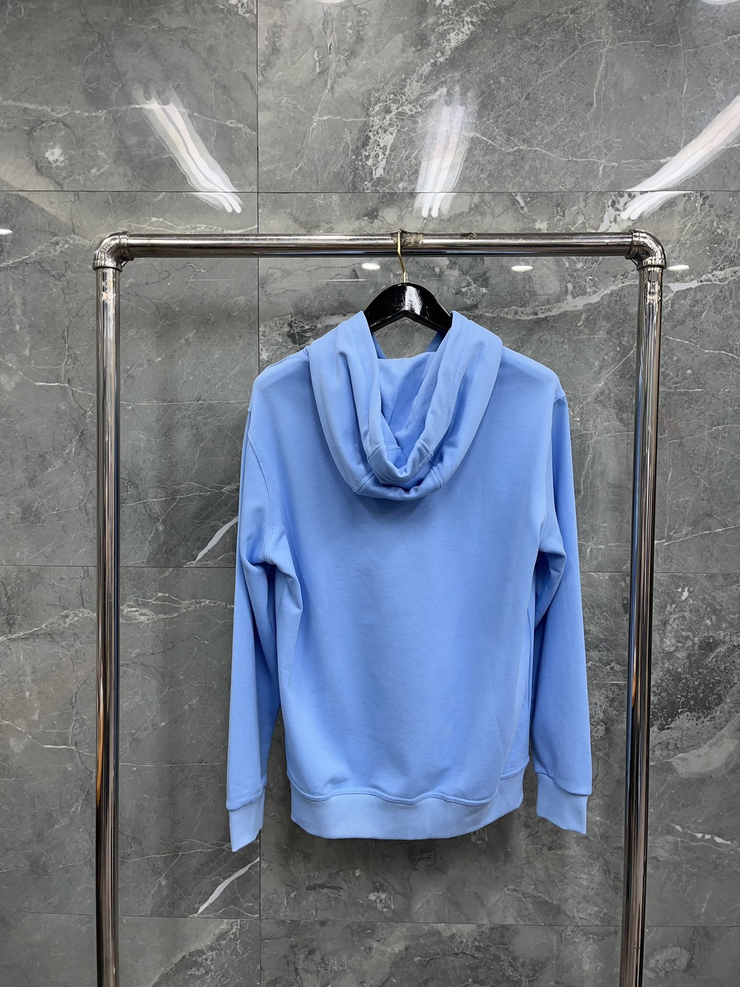 Kapuzenpullover in Schwarz, Khaki, Blau und Rot