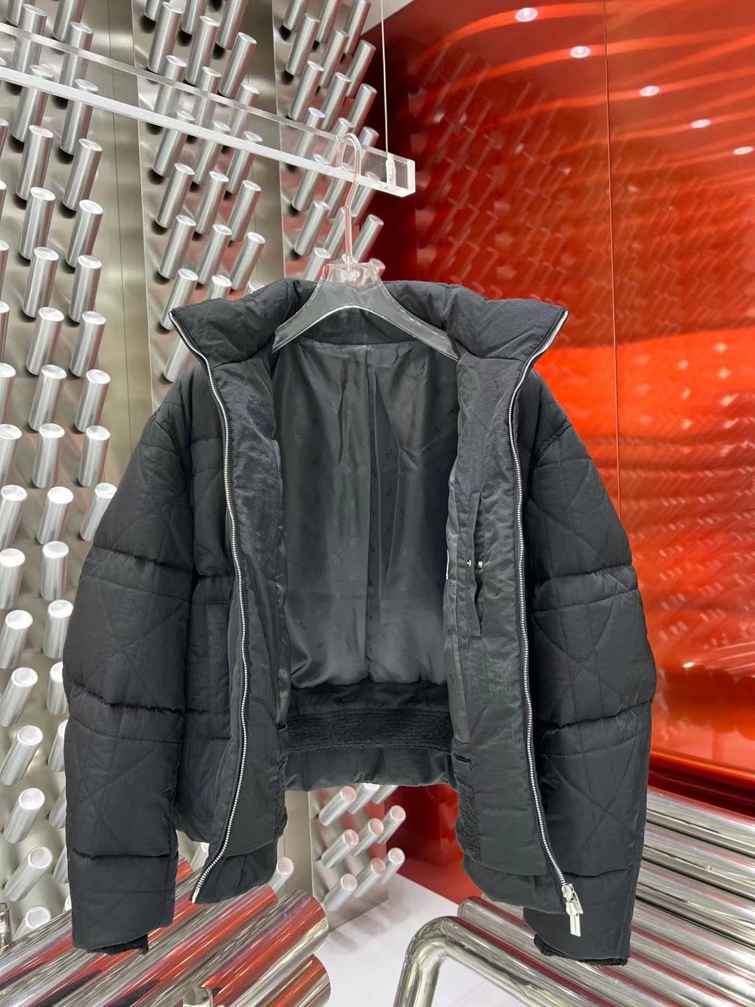 Schwarze und hellblaue Jacke