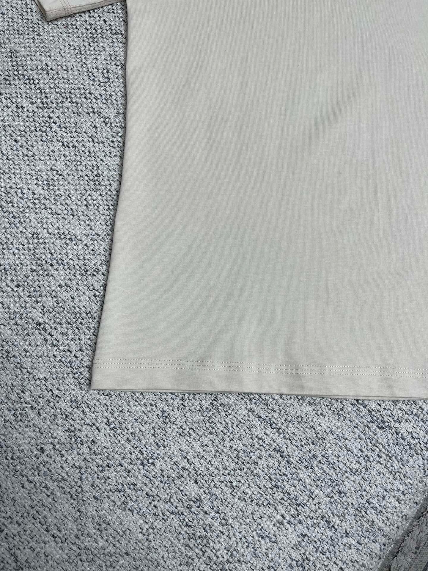 Schwarzes und beiges T-Shirt