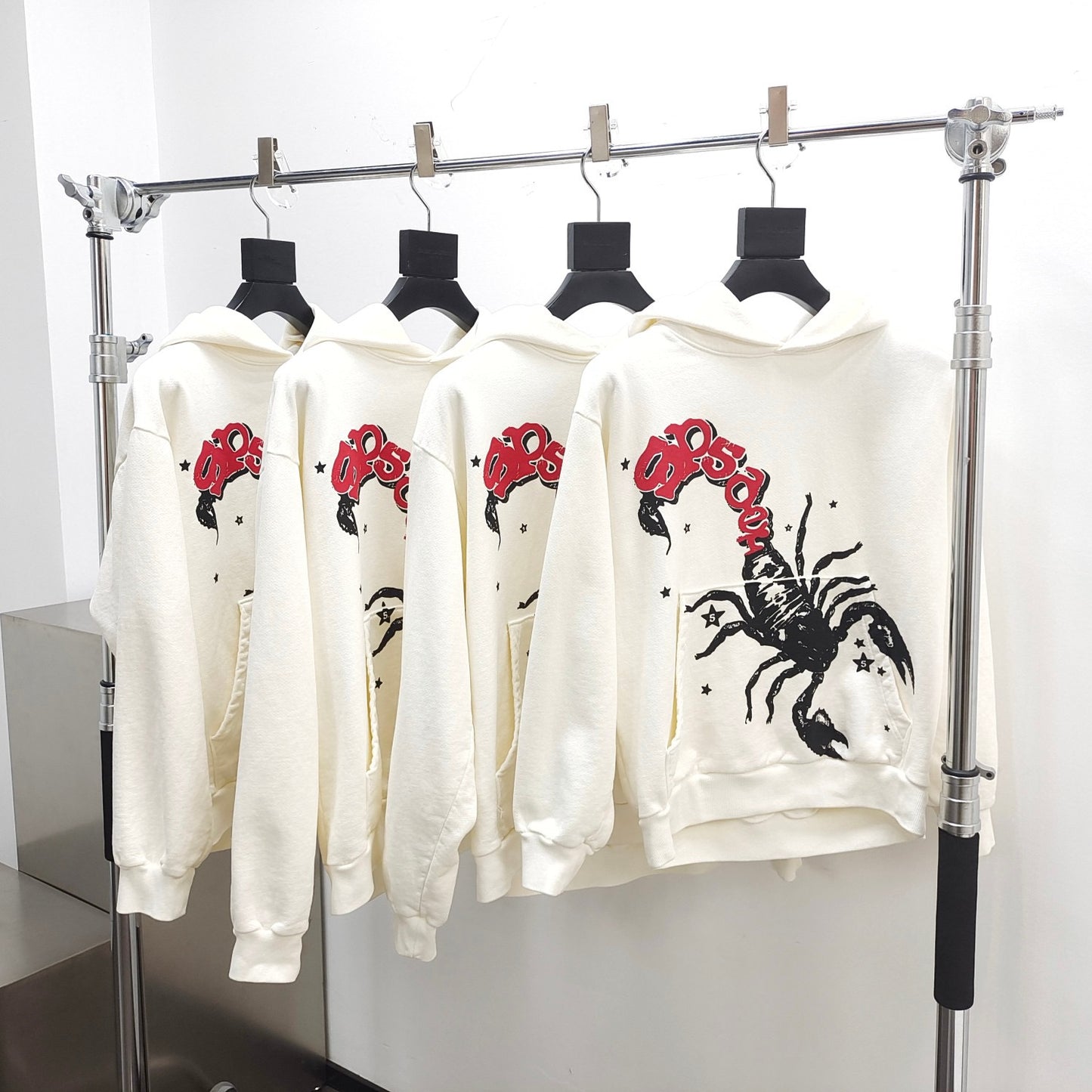 Sudadera con capucha blanca