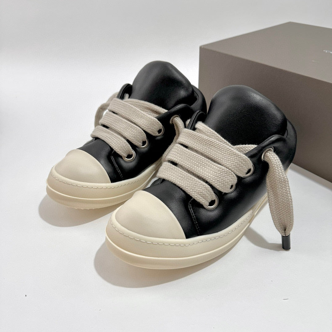 أحذية سوداء وبيضاء