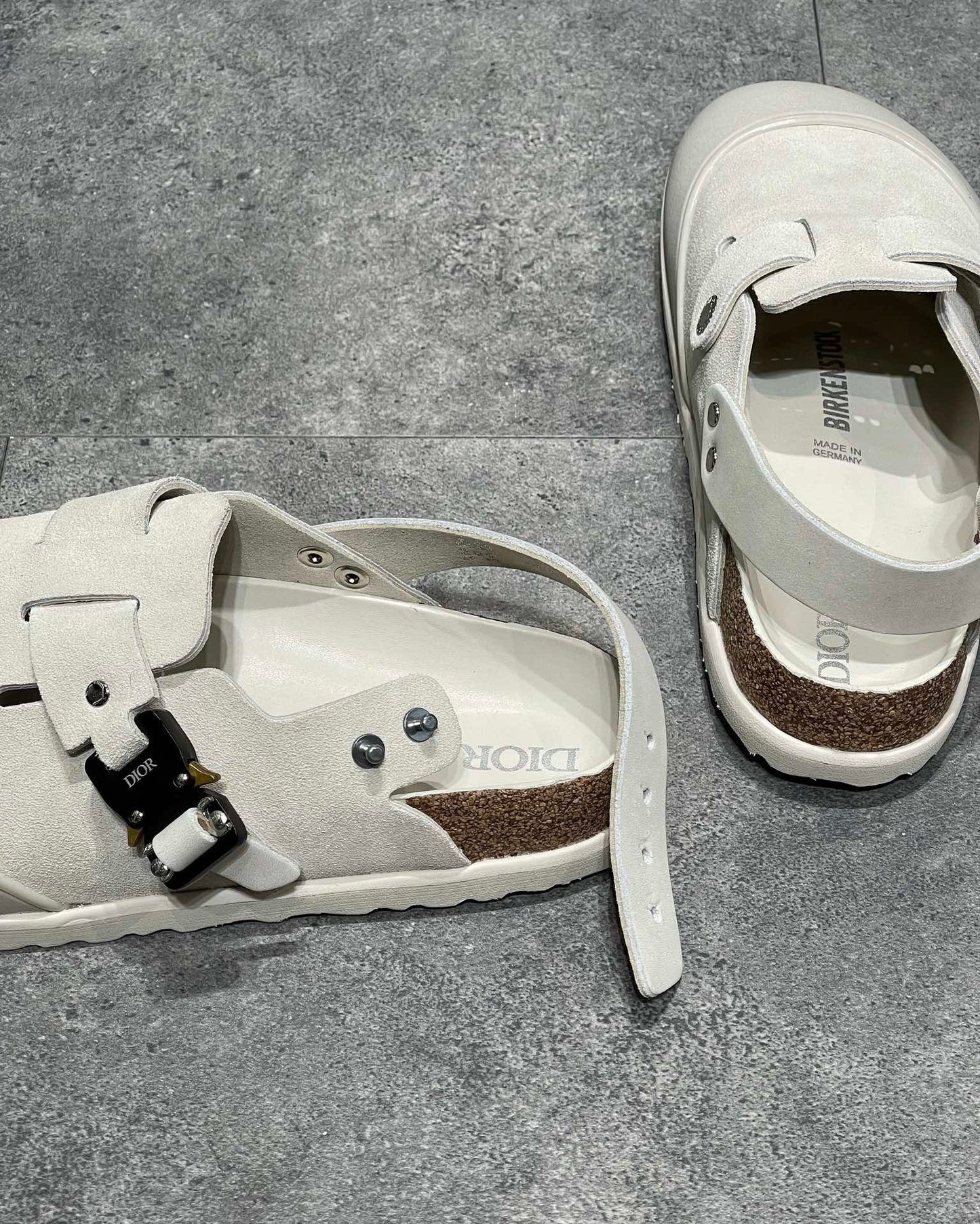 أحذية باللون الأسود والرمادي والأبيض العاجي