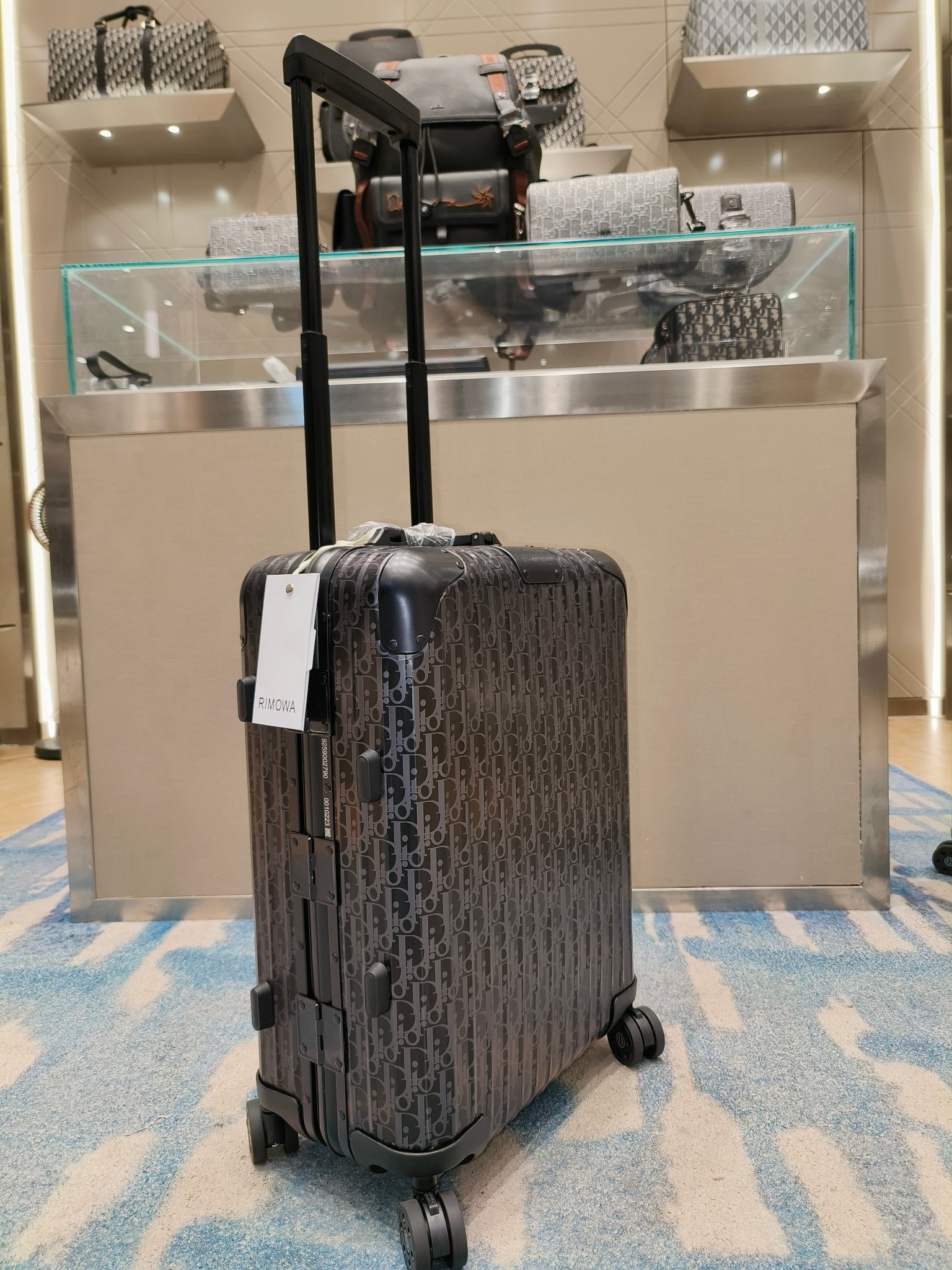 Schwarzer, silberner und brauner Koffer