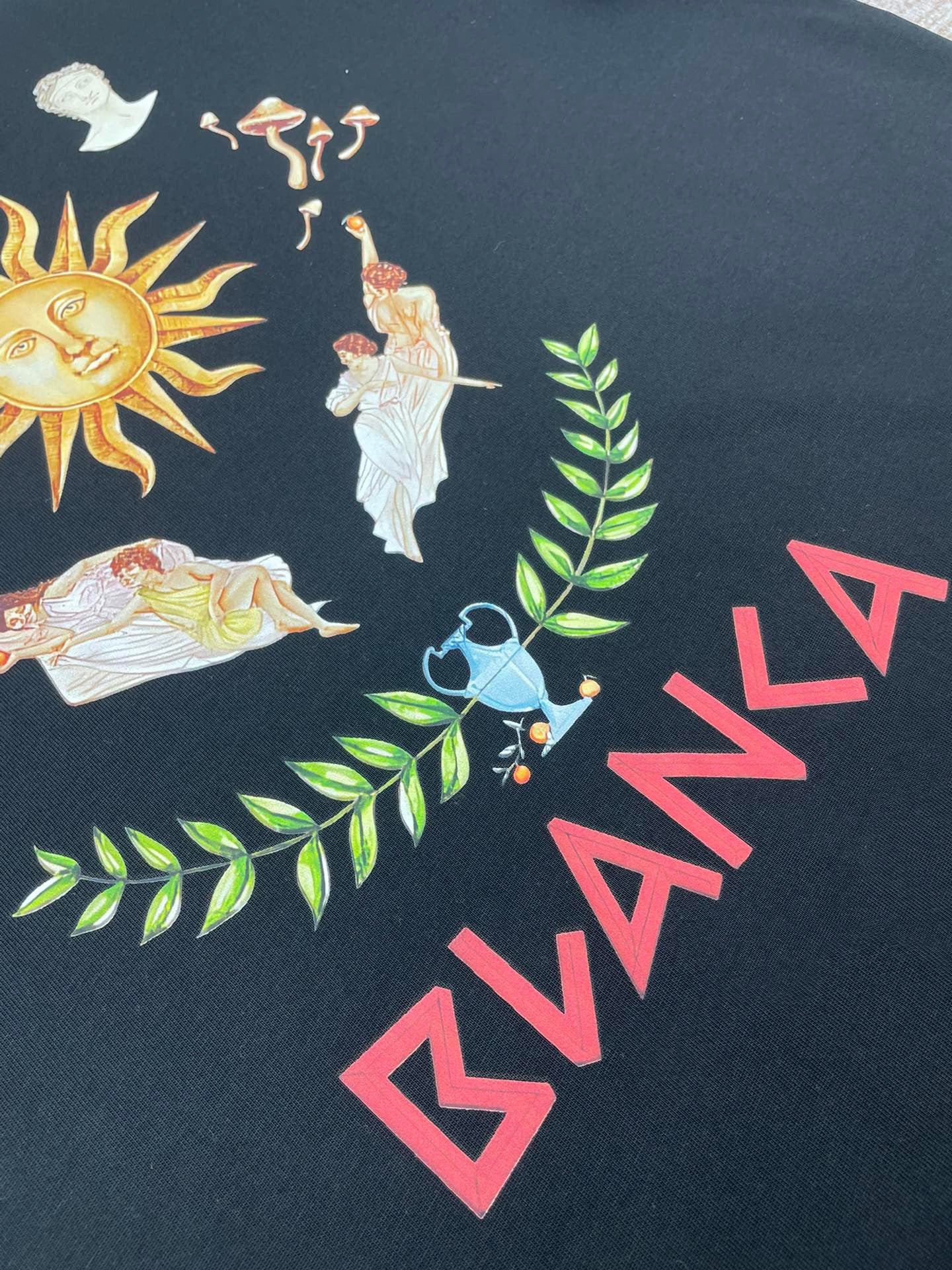 تي شيرت أبيض وأسود