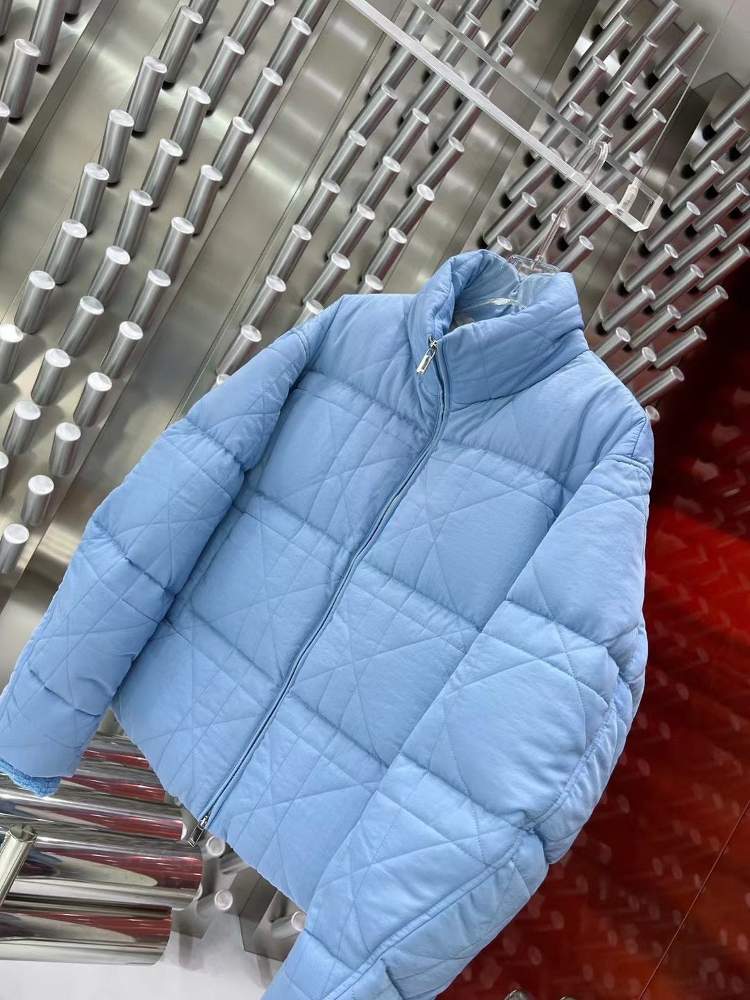 Schwarze und hellblaue Jacke