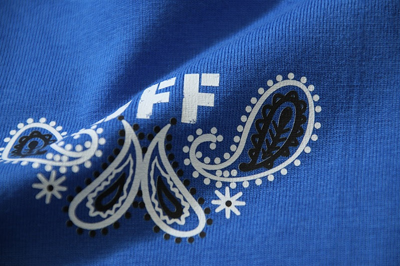 Blaues und schwarzes T-Shirt