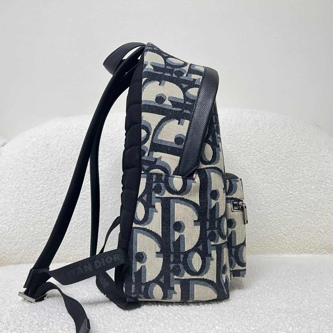 Bolso oblicuo negro y clásico
