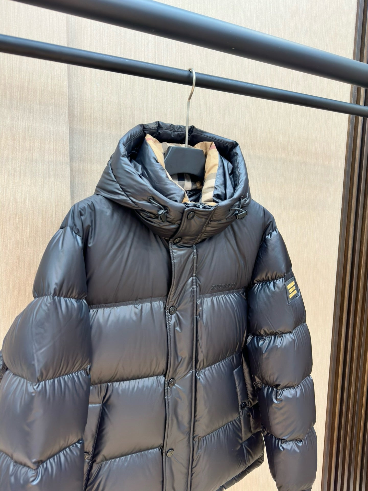 Schwarze und dunkelblaue Jacke